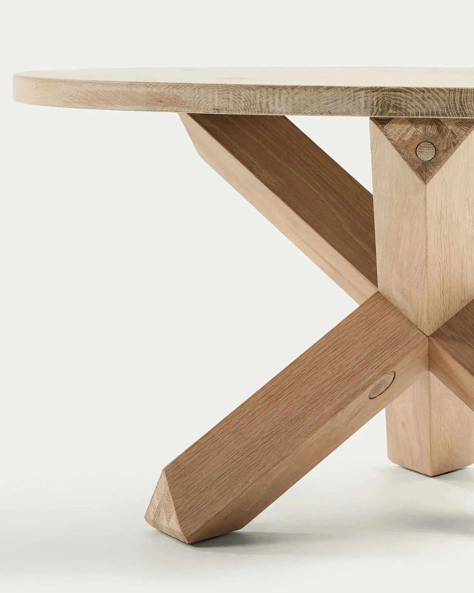 Moderner Couchtisch Lotus aus massiver Eiche, Ø 65 cm, von Kave Home. Ideal für stilvolle und zeitgemäße Wohnräume.