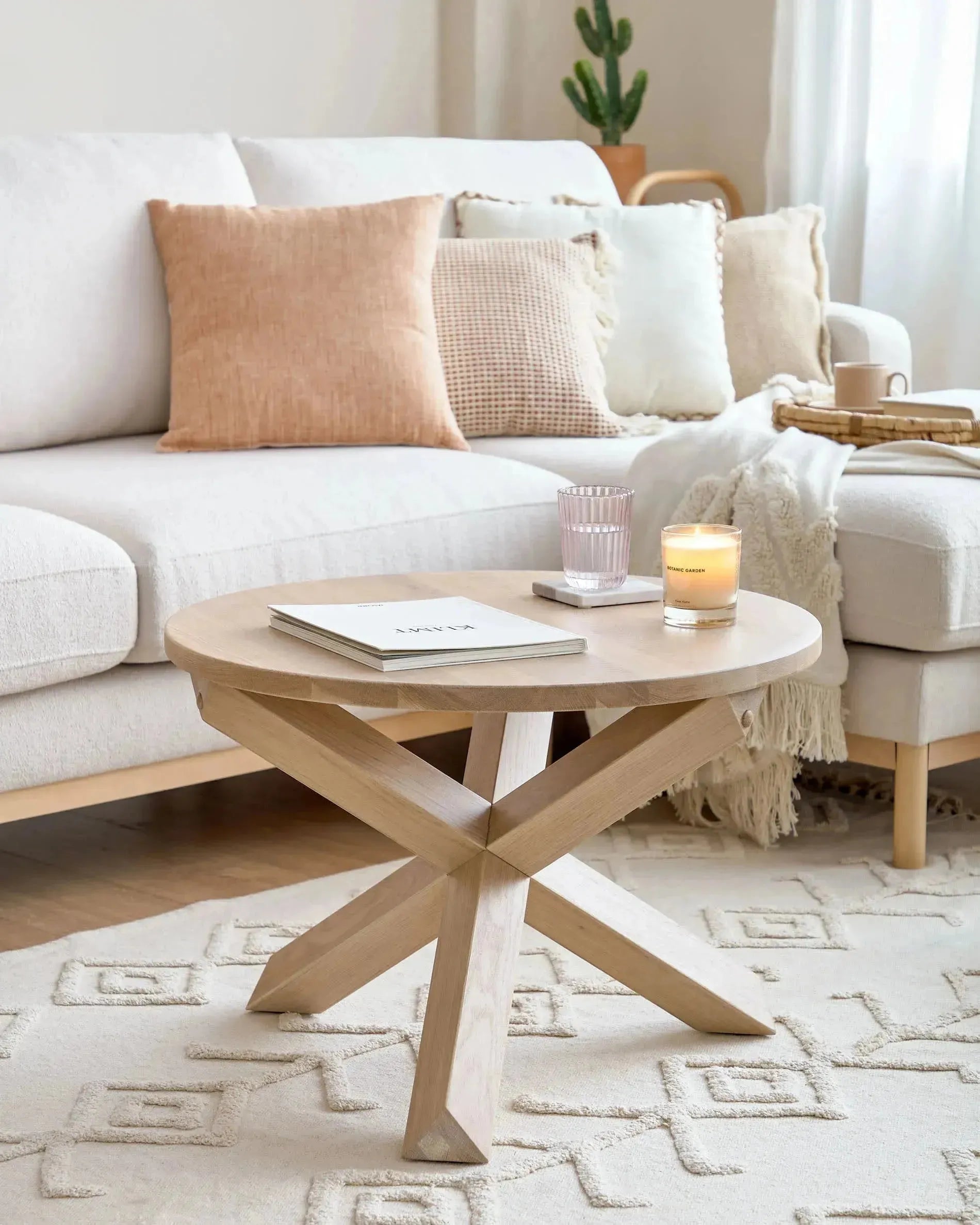 Moderner Lotus Couchtisch aus massiver Eiche, Ø 65 cm, von Kave Home. Stilvolles Design für Ihr Wohnzimmer.
