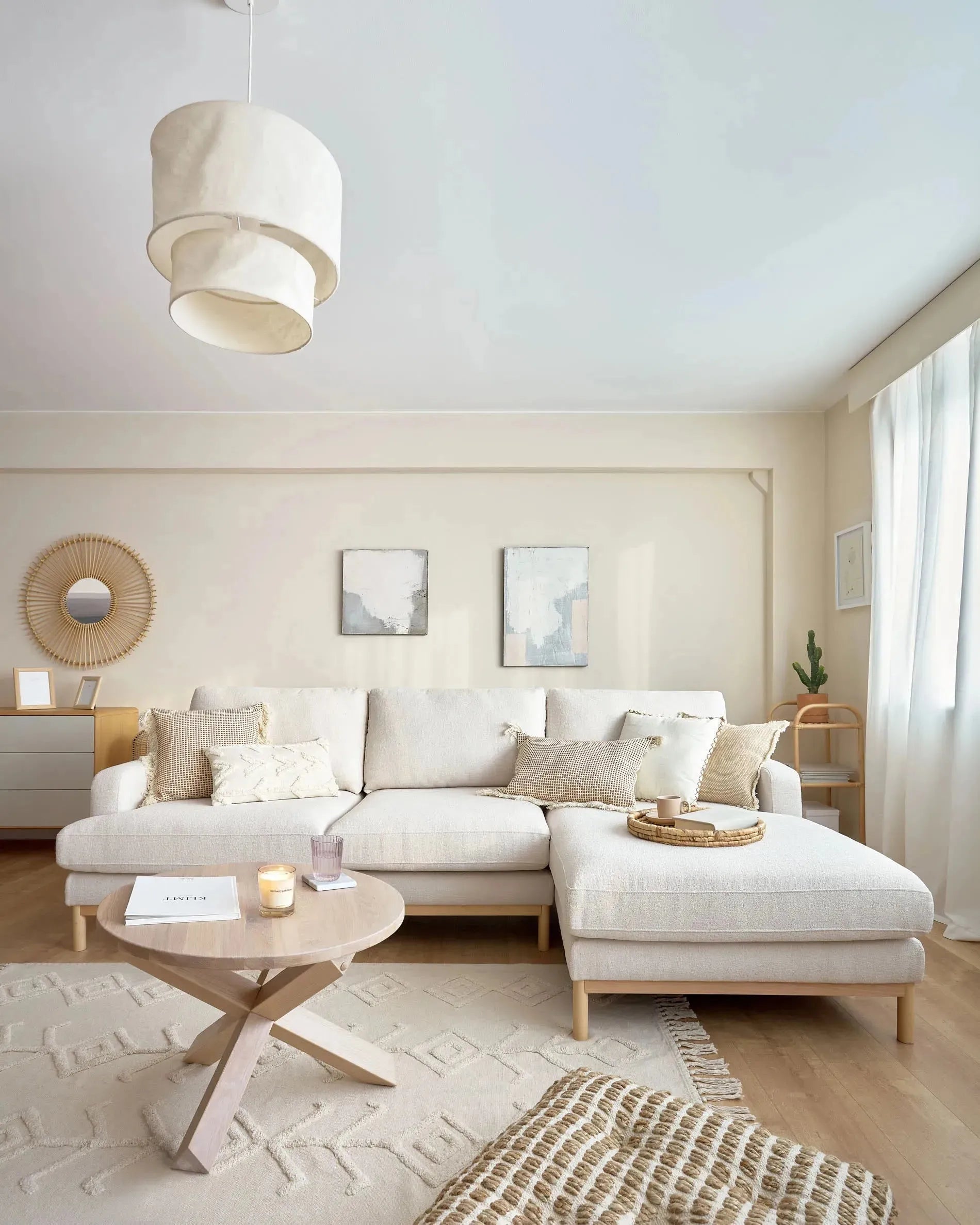 Moderner Lotus Couchtisch aus massiver Eiche, Ø 65 cm, von Kave Home. Ideal für stilvolle und zeitgemäße Wohnräume.