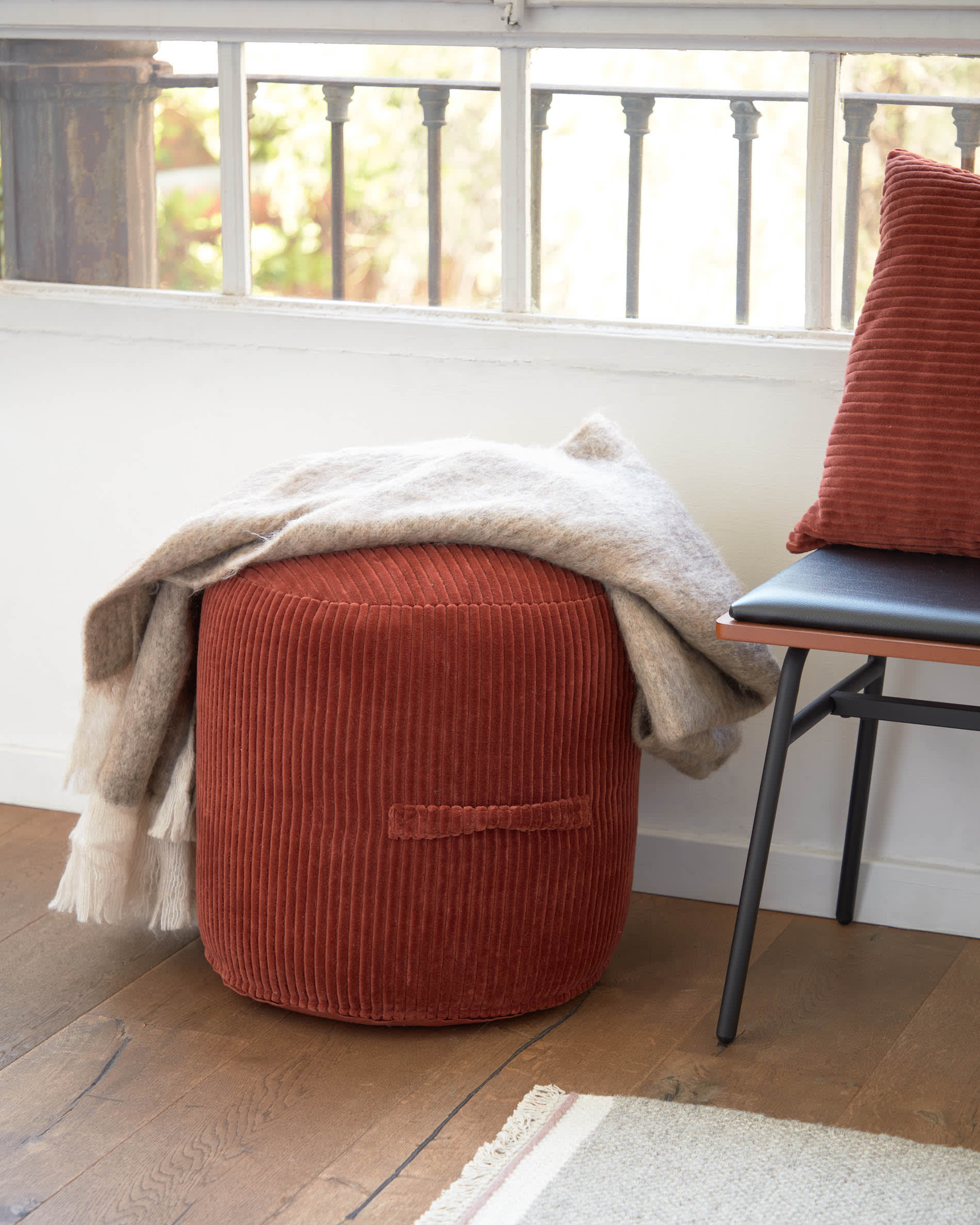 Die Carabel Bank von Kave Home kombiniert elegantes Nussholzfurnier mit robustem Stahl und bietet stilvolle Sitzgelegenheit für jeden Raum.
