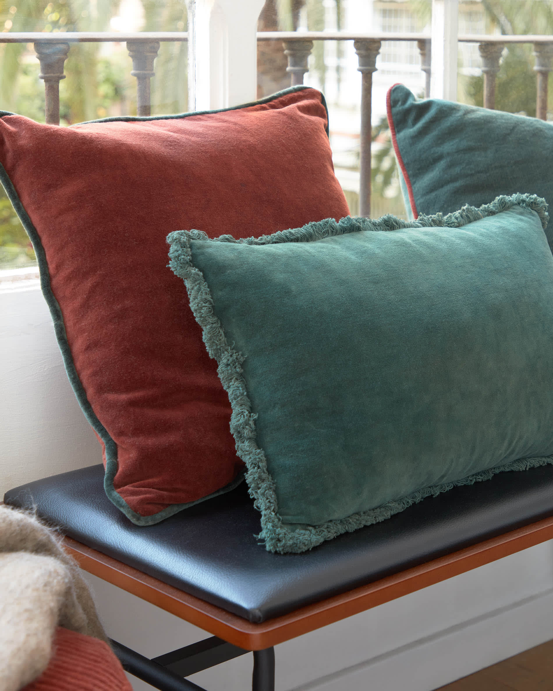 Die Carabel Bank von Kave Home vereint modernes Design mit hochwertigem Nussholzfurnier und stabilen Stahlbeinen, ideal für jeden Wohnraum.