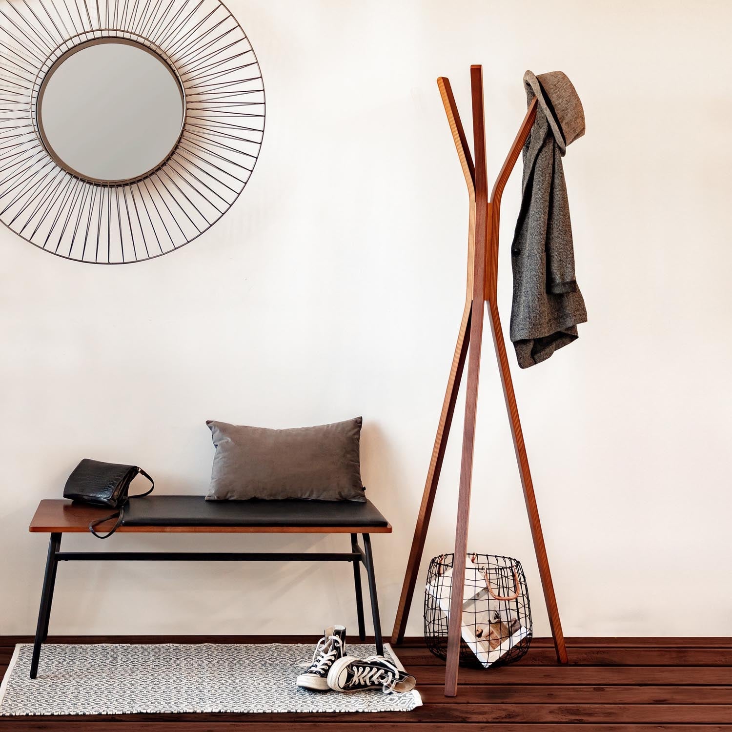 Elegante Bank aus Stahl und Walnussfurnier, 100 cm, mit schwarzem Kunstlederbezug – modern und vielseitig.