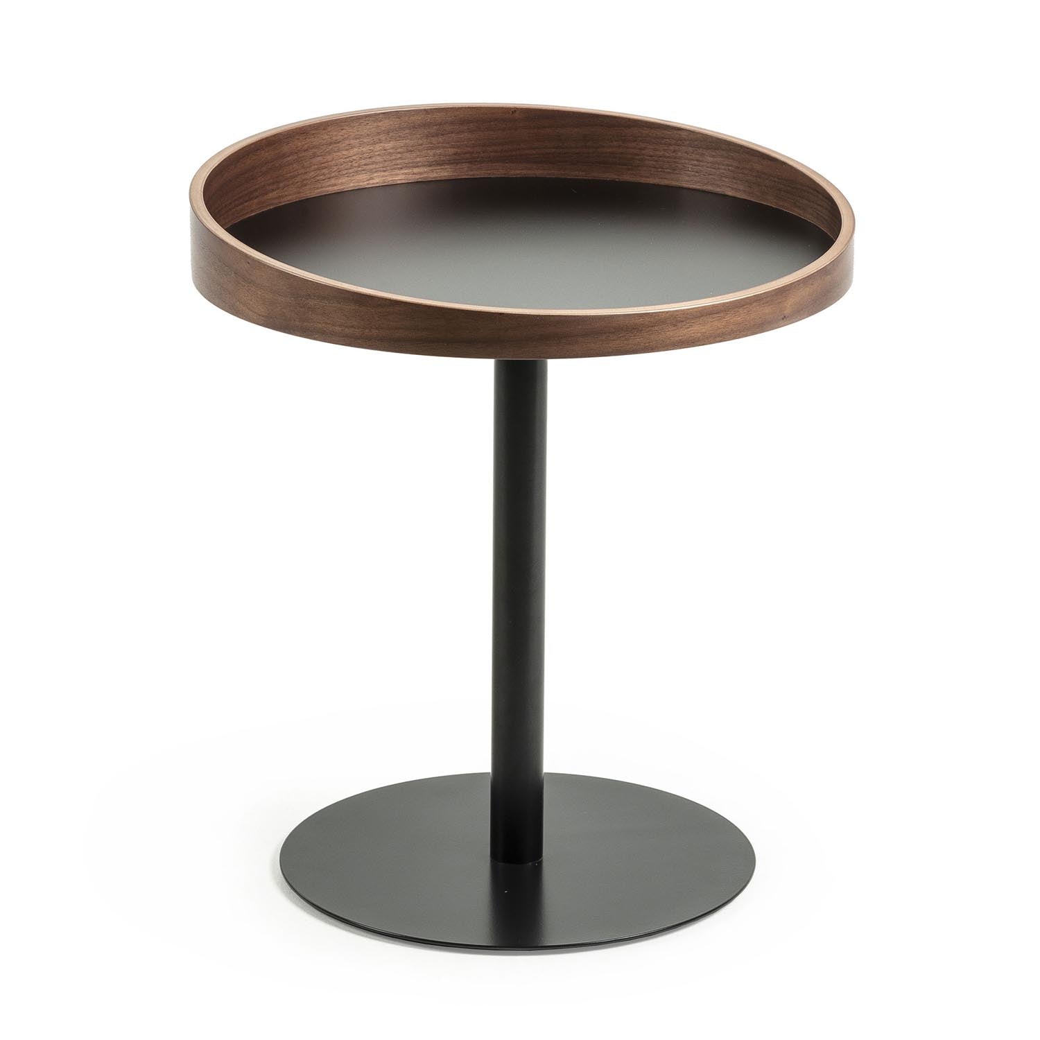 Entdecken Sie den stilvollen Kaori Beistelltisch Ø 46 cm von Kave Home. Hochwertiges Walnussfurnier und stabile Metallbeine vereinen Eleganz und Funktionalität.