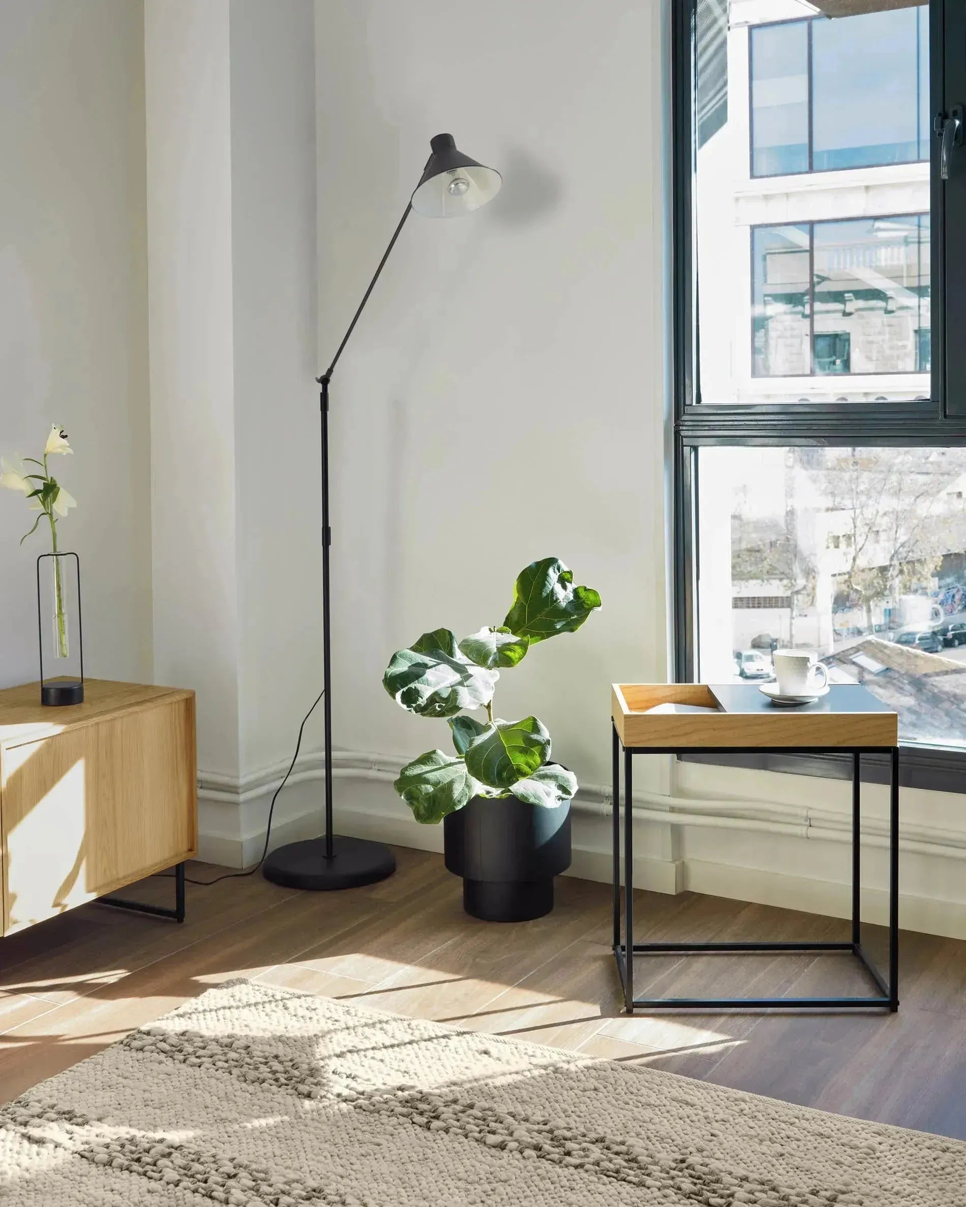 Eleganter Beistelltisch von Kave Home, 50 x 30 cm, perfekt für moderne Wohnräume, kompakt, praktisch und stilvoll designt.