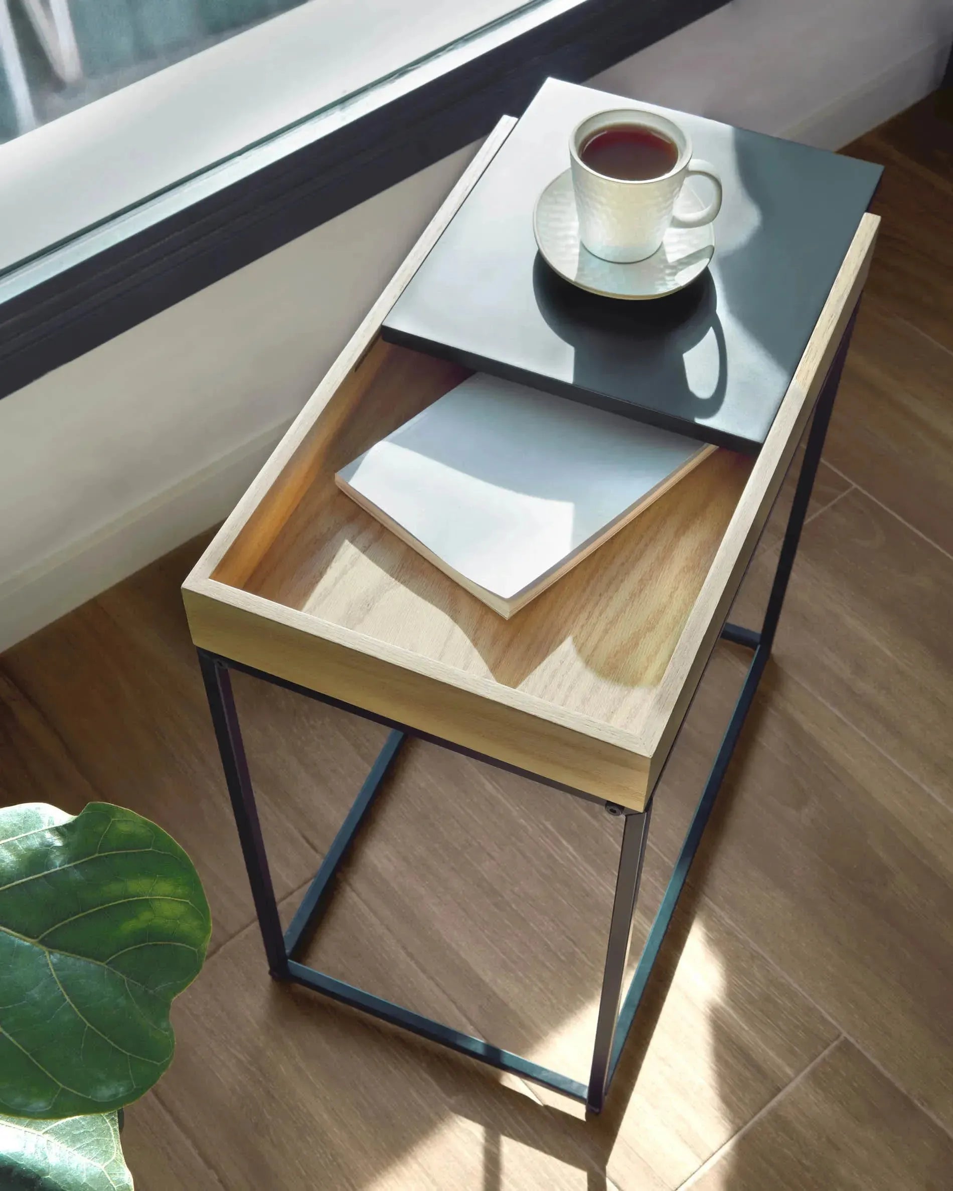 Moderner Beistelltisch von Kave Home, Maße 50 x 30 cm, ideal für stilvolle Einrichtung, kompakt, funktional und ästhetisch ansprechend.