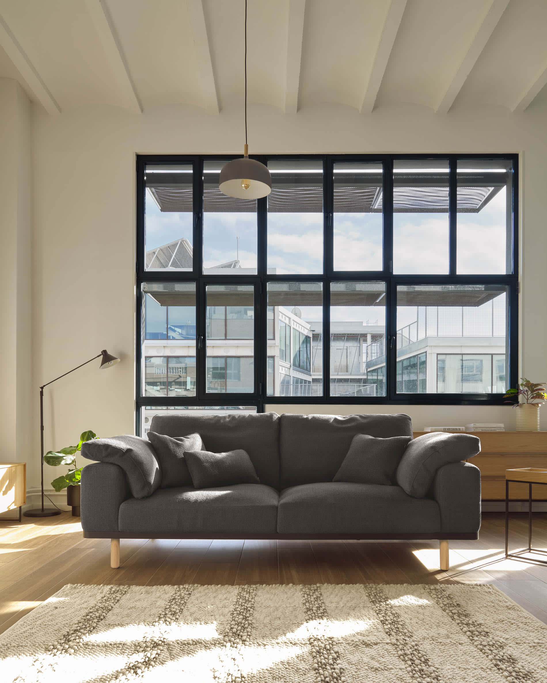 Moderner Beistelltisch von Kave Home, Masse 50 x 30 cm, ideal für stilvolle Einrichtung, kompakt, funktional und ästhetisch ansprechend.
