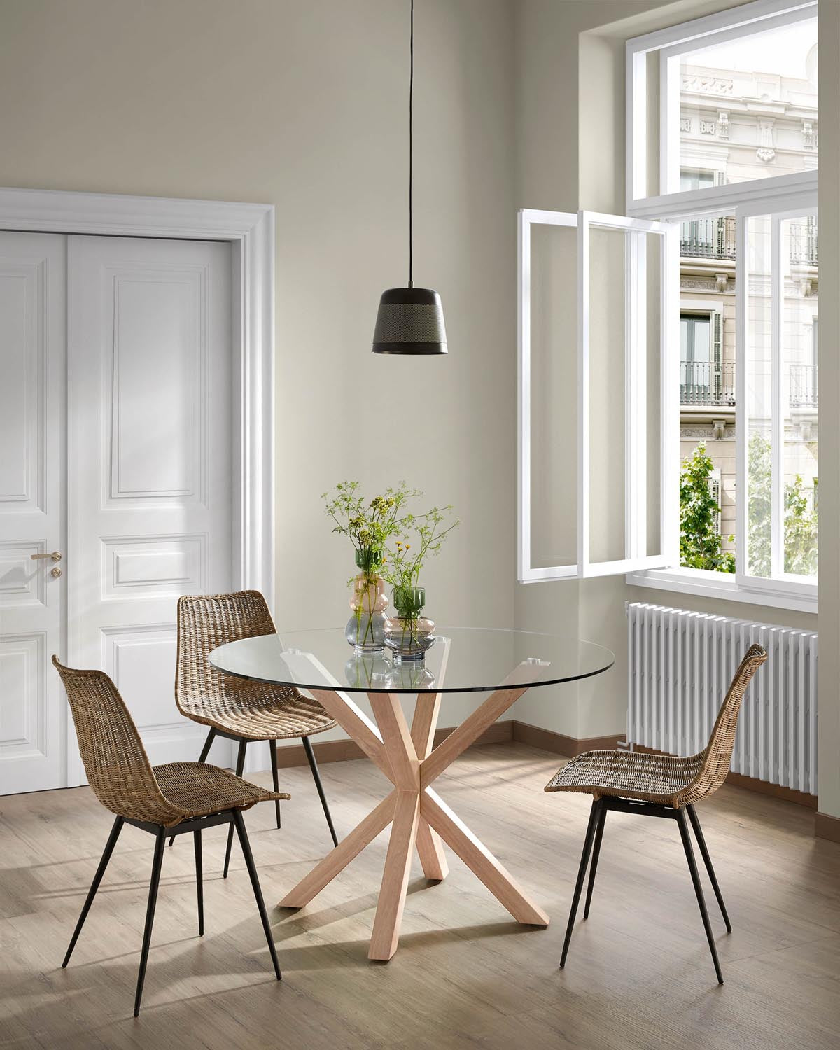 Equal Stuhl aus Rattan und Stahlbeine mit schwarzem Finish in Natur, Schwarz präsentiert im Onlineshop von KAQTU Design AG. Stuhl ist von Kave Home