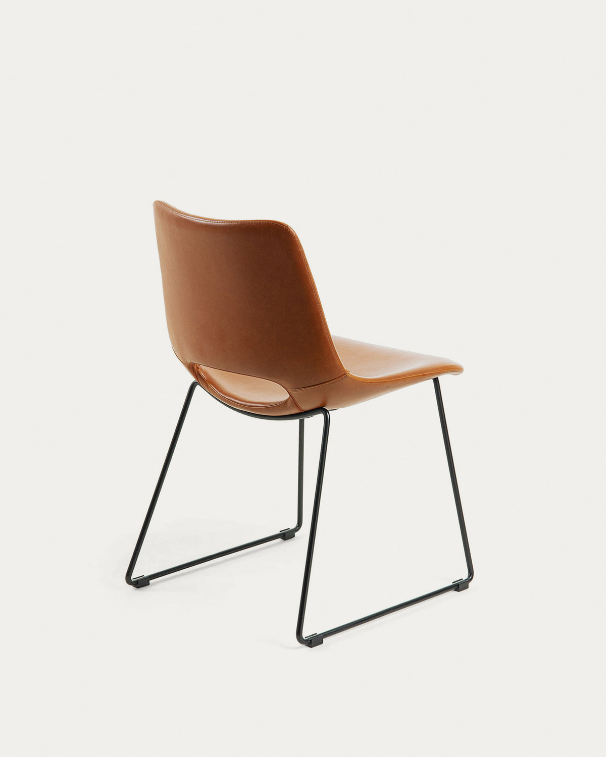 Zahara Stuhl aus braunem Polyurethan und Stahlbeinen mit schwarzem Finish FSC 100% in Braun, Schwarz präsentiert im Onlineshop von KAQTU Design AG. Stuhl ist von Kave Home