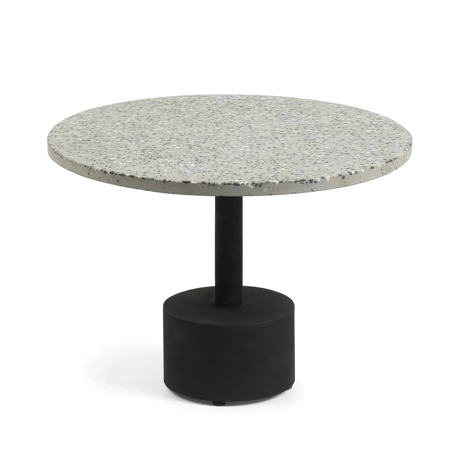 Delano Beistelltisch aus Terrazzo in Grau und Stahlbeine in Schwarz Ø 55 cm in Grau präsentiert im Onlineshop von KAQTU Design AG. Beistelltisch ist von Kave Home