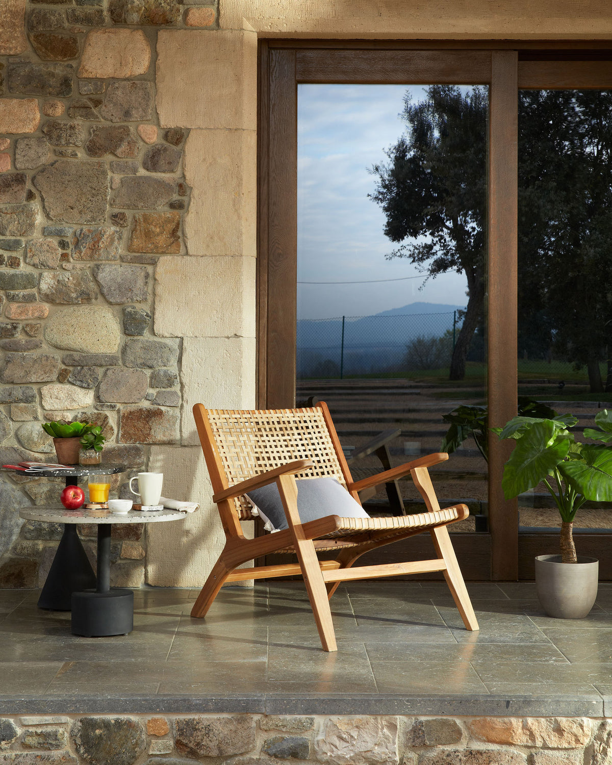 Delano Beistelltisch aus Terrazzo in Grau und Stahlbeine in Schwarz Ø 55 cm in Grau präsentiert im Onlineshop von KAQTU Design AG. Loungetisch ist von Kave Home