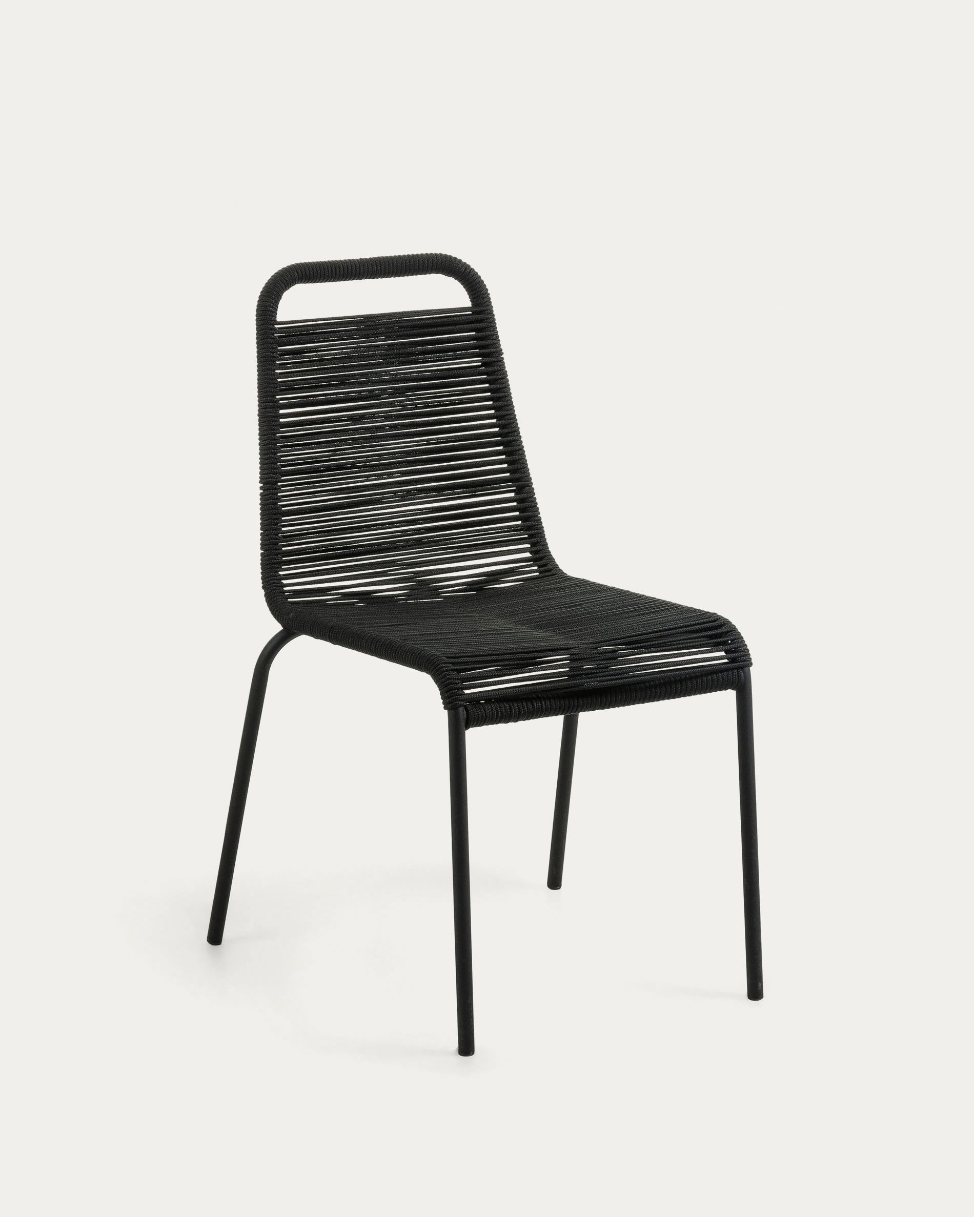 Moderner, stapelbarer Gartenstuhl aus schwarzem Seil und Stahl, ideal für stilvolle Outdoor-Momente.