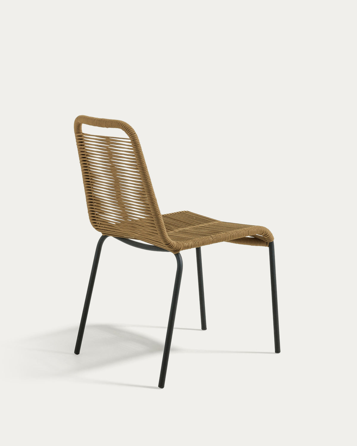 Stapelbarer Stuhl Lambton aus braunem Seil und Stahl mit schwarzem Finish in Braun, Schwarz präsentiert im Onlineshop von KAQTU Design AG. Gartenstuhl ist von Kave Home