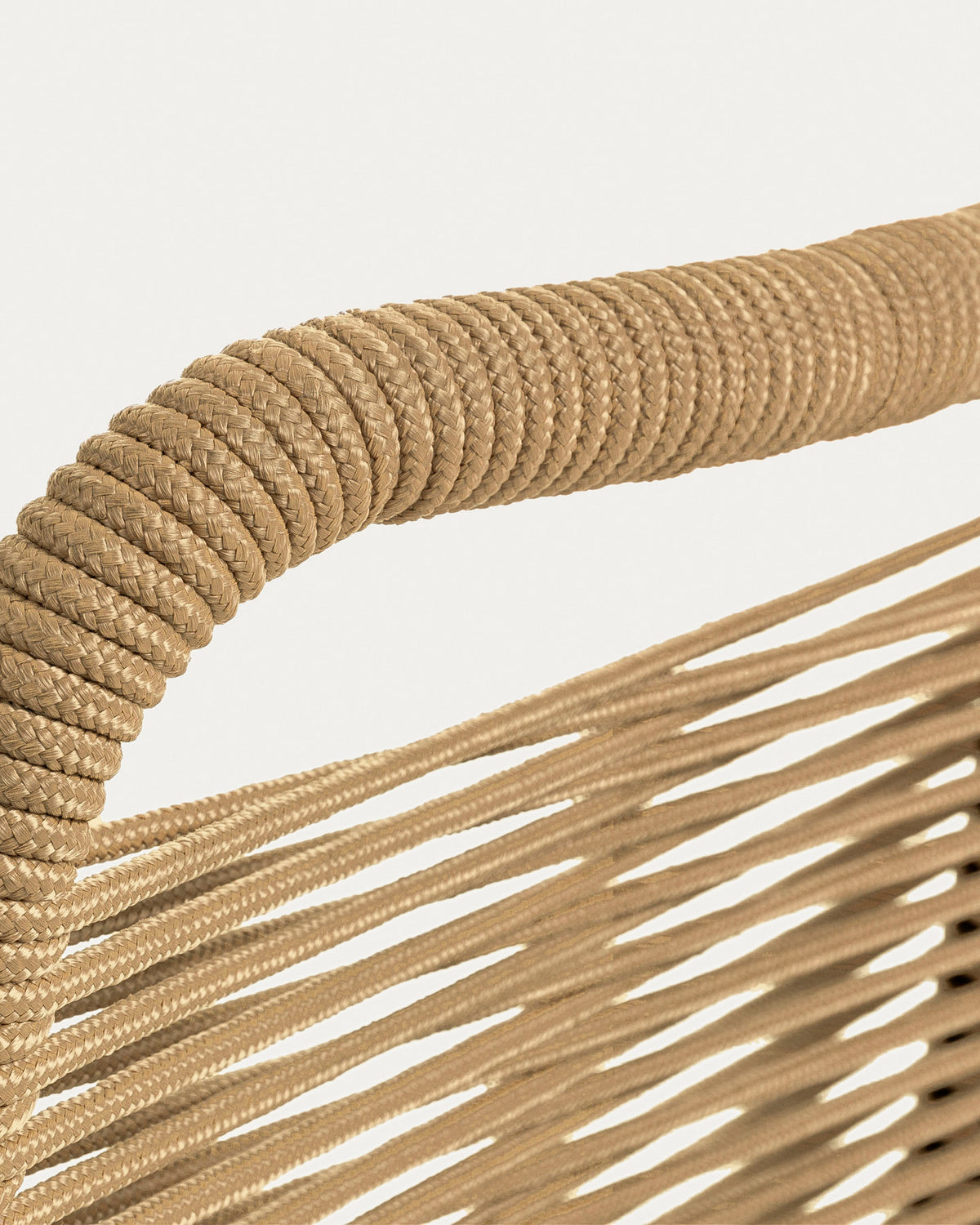 Stapelbarer Stuhl Lambton aus braunem Seil und Stahl mit schwarzem Finish in Braun, Schwarz präsentiert im Onlineshop von KAQTU Design AG. Gartenstuhl ist von Kave Home