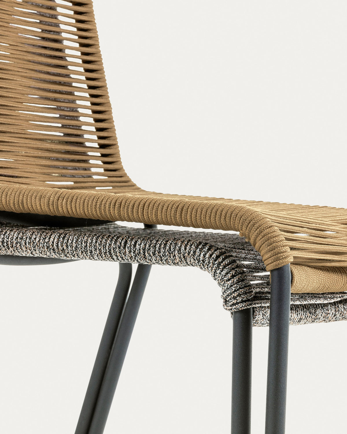 Stapelbarer Stuhl Lambton aus braunem Seil und Stahl mit schwarzem Finish in Braun, Schwarz präsentiert im Onlineshop von KAQTU Design AG. Gartenstuhl ist von Kave Home