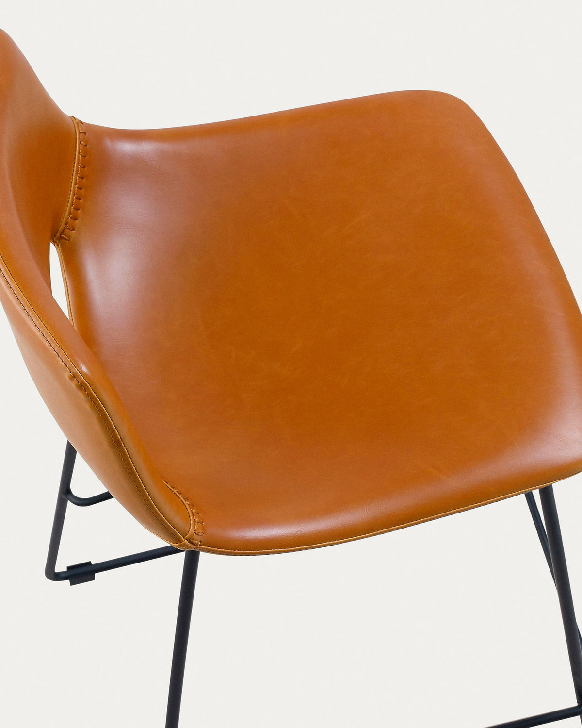 Zahara Barhocker aus braunem Polyurethan und Stahl mit schwarzem Finish Höhe 65 cm FSC 100% in Braun, Schwarz präsentiert im Onlineshop von KAQTU Design AG. Barhocker ist von Kave Home