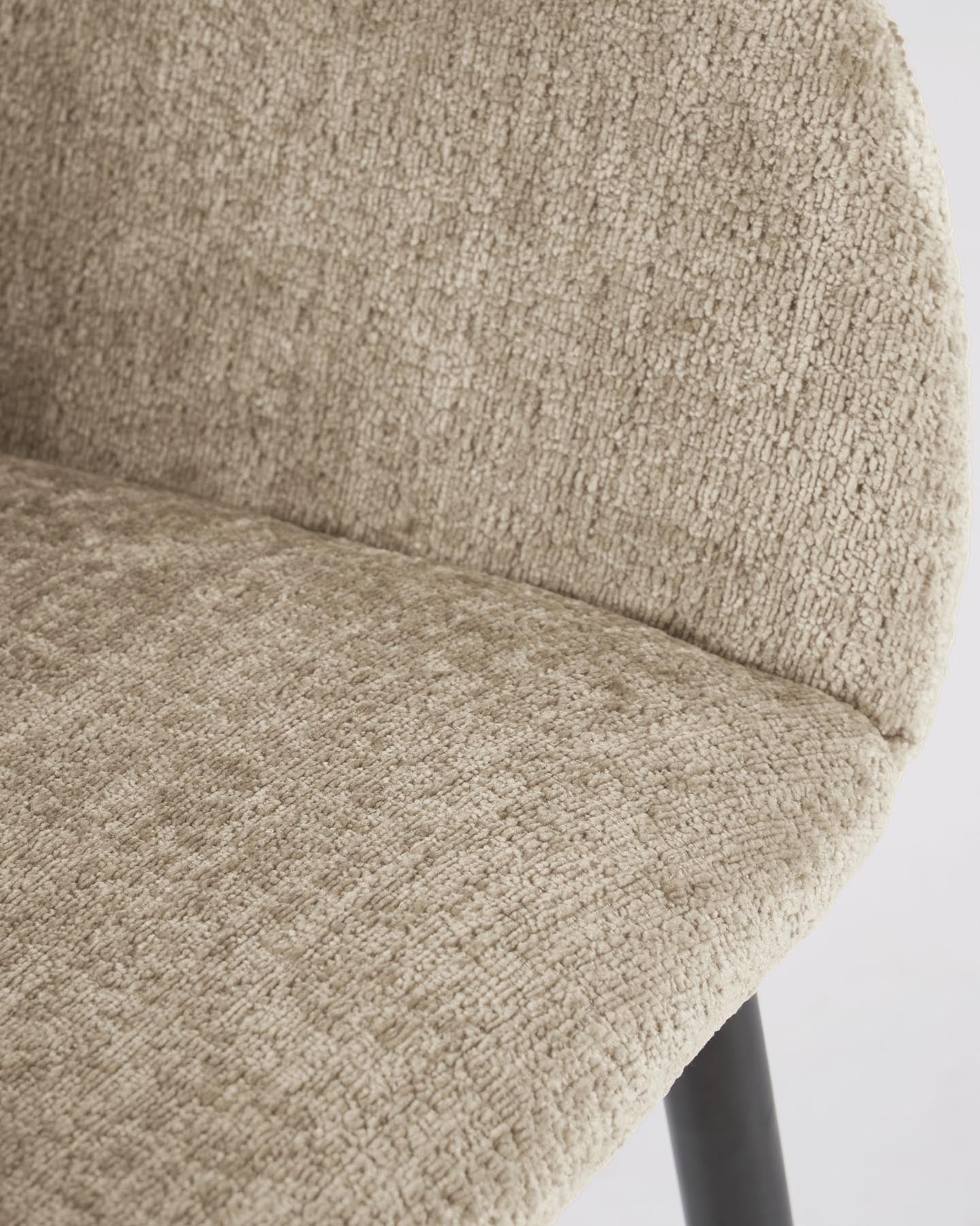 Konna Stuhl aus beiger Chenille mit schwarz lackierten Stahlbeinen FR in Beige präsentiert im Onlineshop von KAQTU Design AG. Stuhl ist von Kave Home