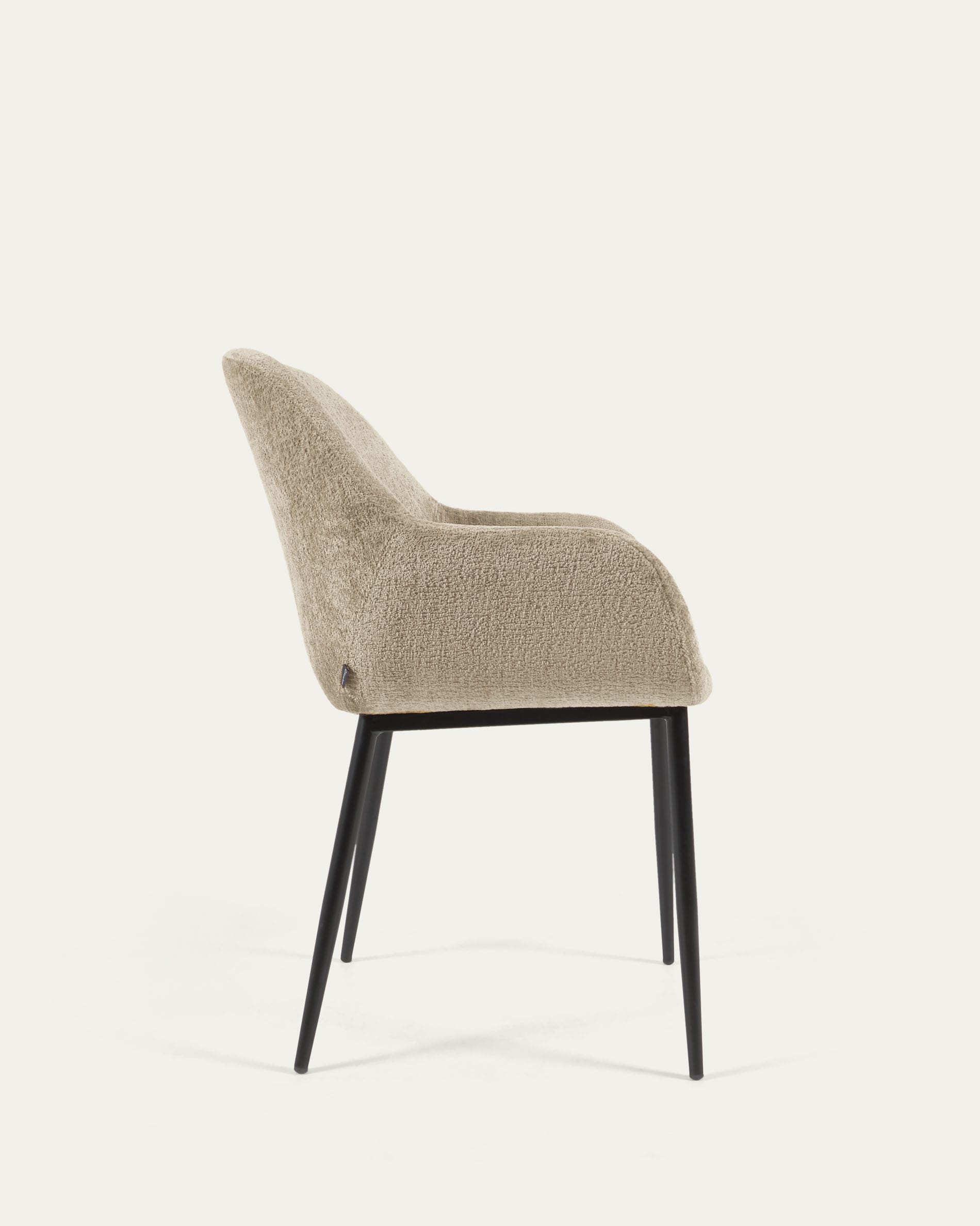Eleganter Konna Stuhl: Beiger Chenille, schwarze Stahlbeine, Kave Home.