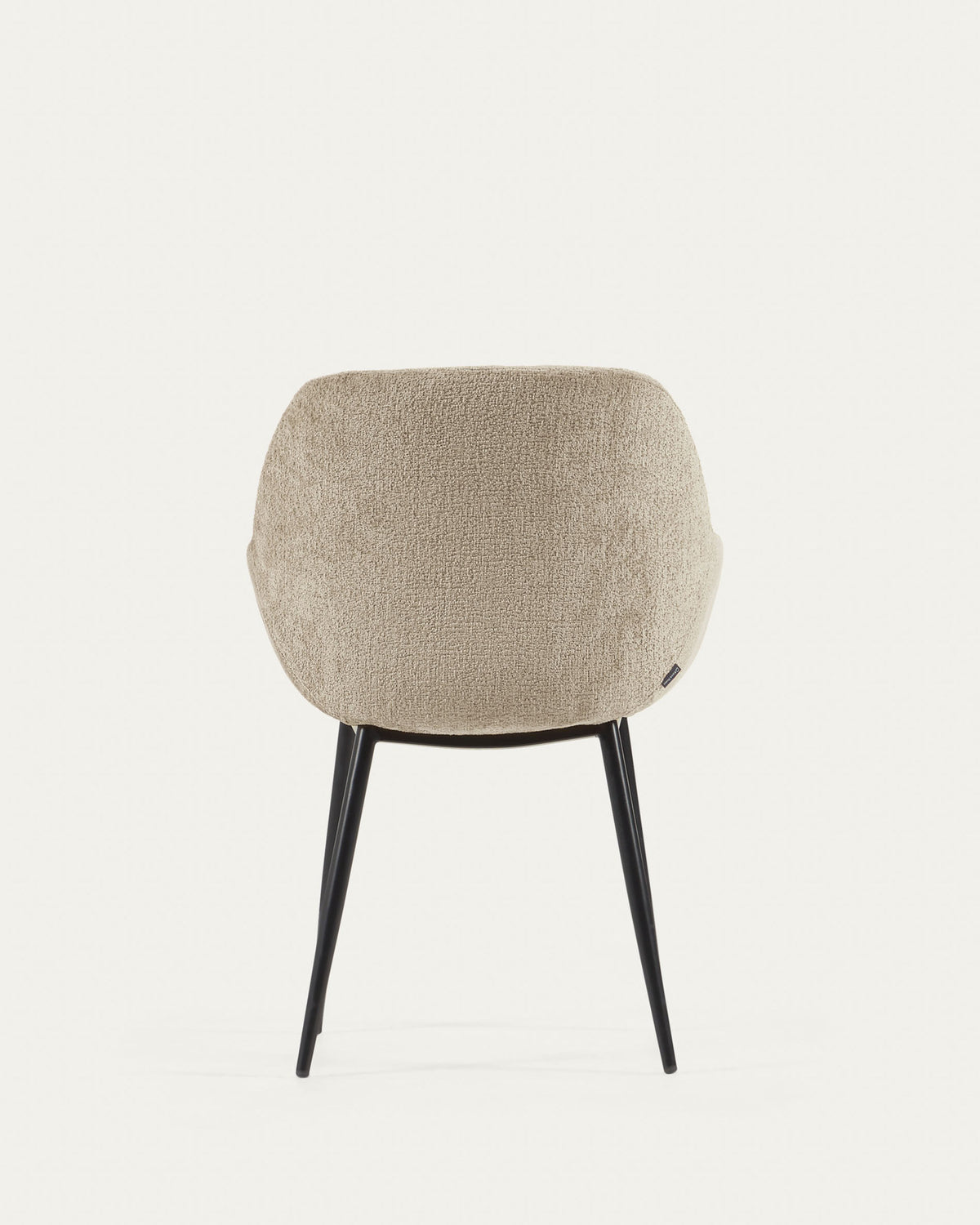 Konna Stuhl aus beiger Chenille mit schwarz lackierten Stahlbeinen in Beige präsentiert im Onlineshop von KAQTU Design AG. Stuhl mit Armlehne ist von Kave Home
