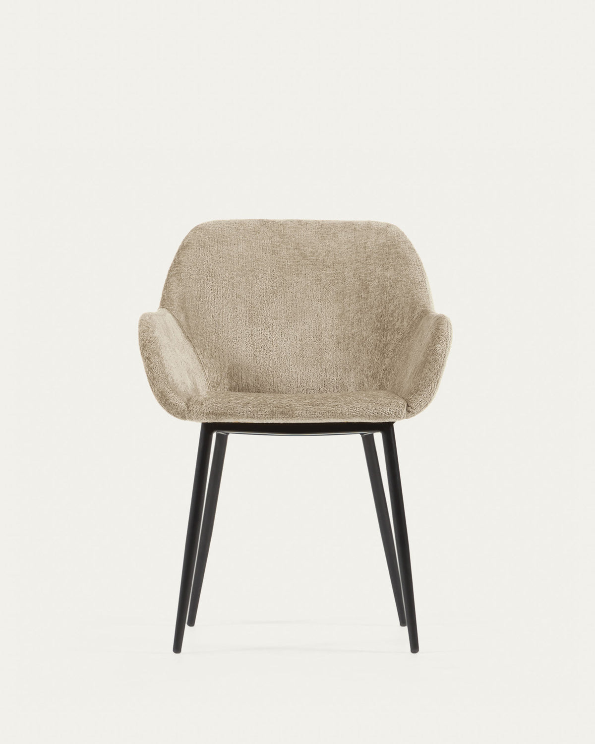 Konna Stuhl aus beiger Chenille mit schwarz lackierten Stahlbeinen in Beige präsentiert im Onlineshop von KAQTU Design AG. Stuhl mit Armlehne ist von Kave Home