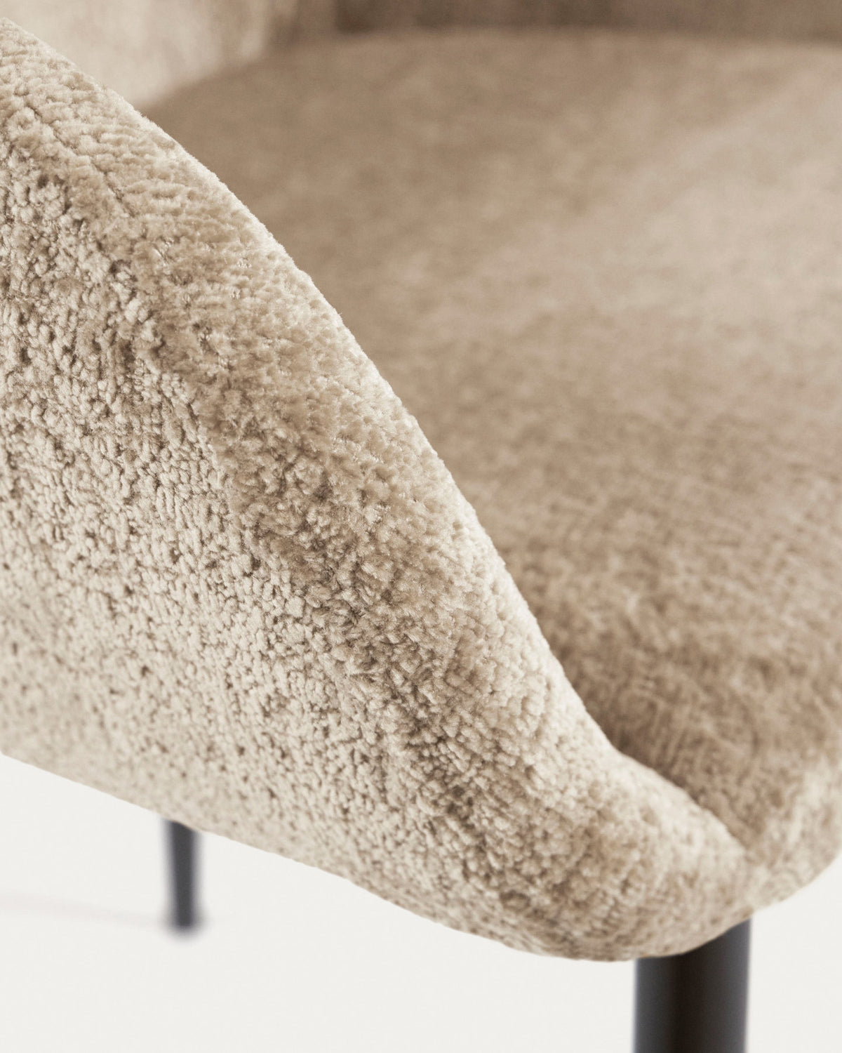 Konna Stuhl aus beiger Chenille mit schwarz lackierten Stahlbeinen in Beige präsentiert im Onlineshop von KAQTU Design AG. Stuhl mit Armlehne ist von Kave Home