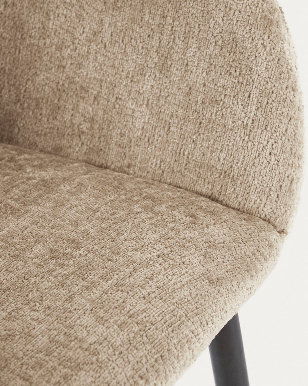 Konna Stuhl aus beiger Chenille mit schwarz lackierten Stahlbeinen in Beige präsentiert im Onlineshop von KAQTU Design AG. Stuhl mit Armlehne ist von Kave Home