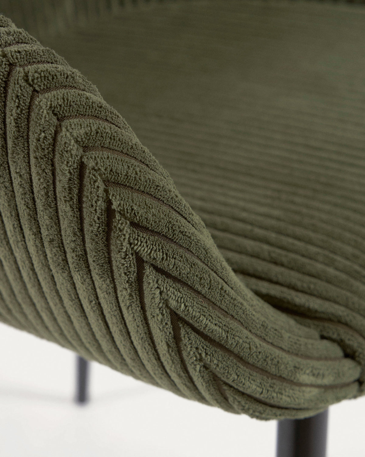 Konna Stuhl aus dunkelgrünem, breitem Cord mit schwarz lackierten Stahlbeinen in Grün präsentiert im Onlineshop von KAQTU Design AG. Stuhl mit Armlehne ist von Kave Home