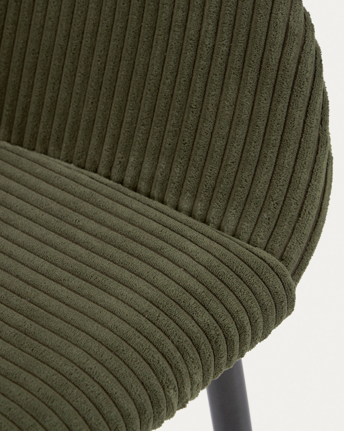 Konna Stuhl aus dunkelgrünem, breitem Cord mit schwarz lackierten Stahlbeinen in Grün präsentiert im Onlineshop von KAQTU Design AG. Stuhl mit Armlehne ist von Kave Home