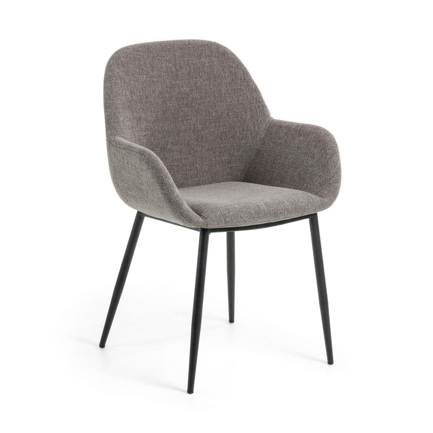 Entdecke den stilvollen Konna Stuhl in Hellgrau von Kave Home. Modernes Design, hoher Sitzkomfort und ideale Ergänzung für dein Esszimmer.
