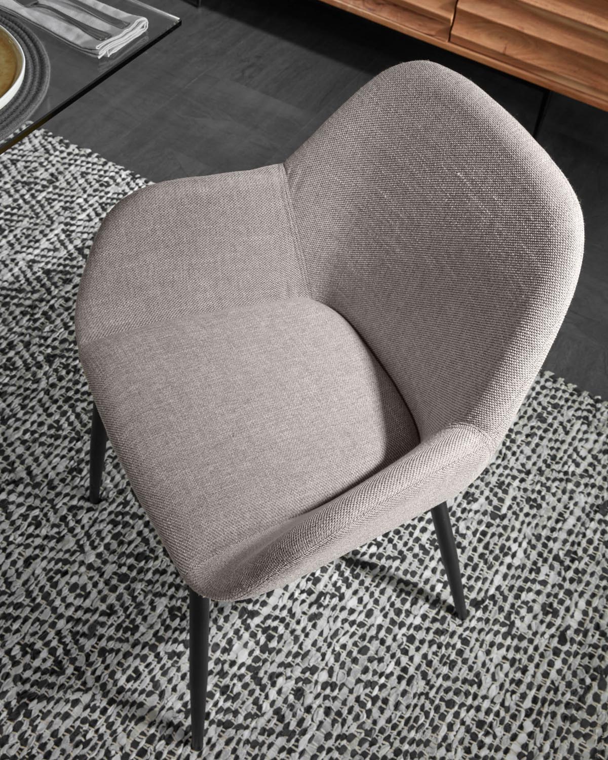 Kave Home Konna Stuhl: Zeitloses Design in edlem Hellgrau.