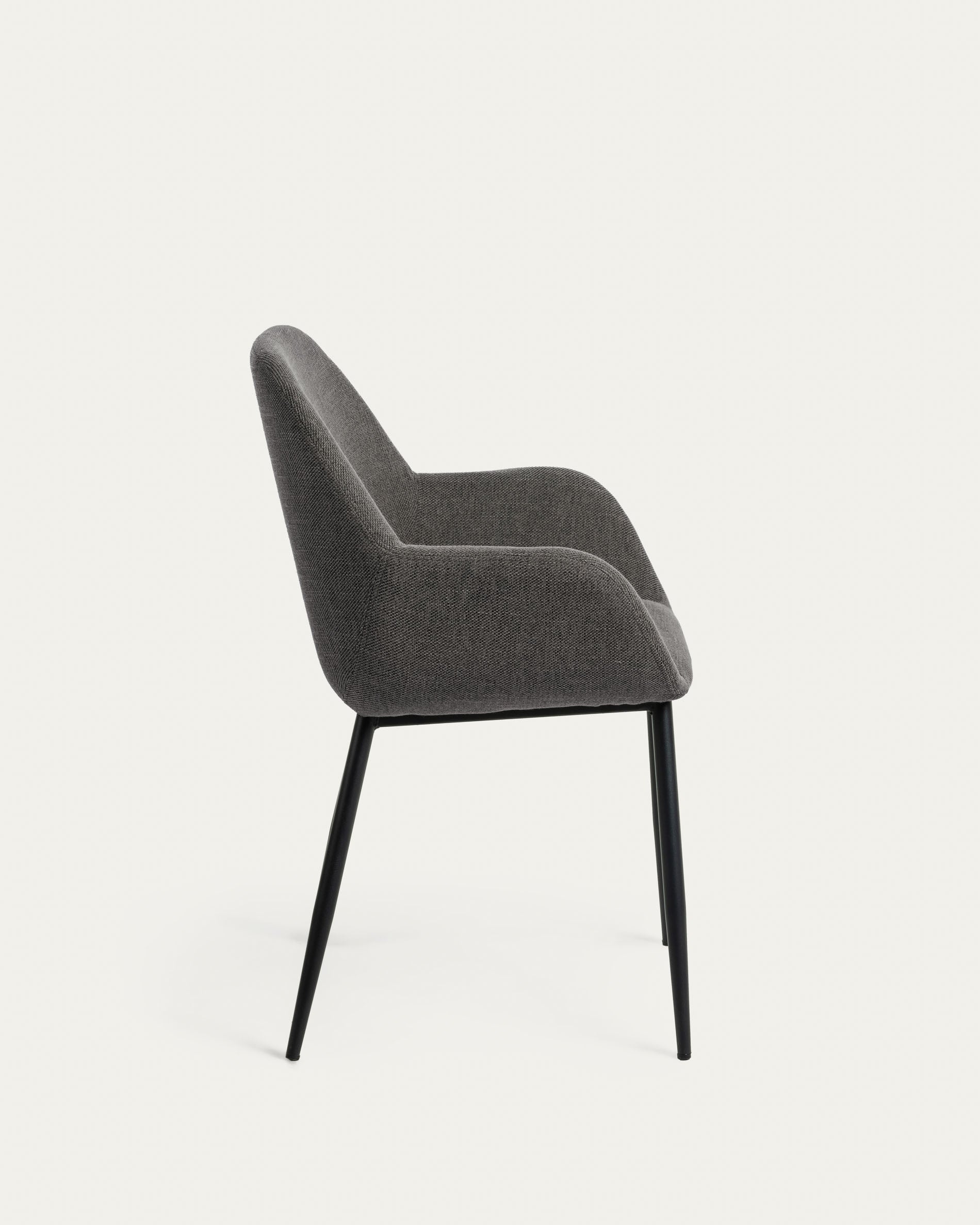 Konna Stuhl in Dunkelgrau mit schwarz lackierten Stahlbeinen FR in Grau präsentiert im Onlineshop von KAQTU Design AG. Stuhl ist von Kave Home