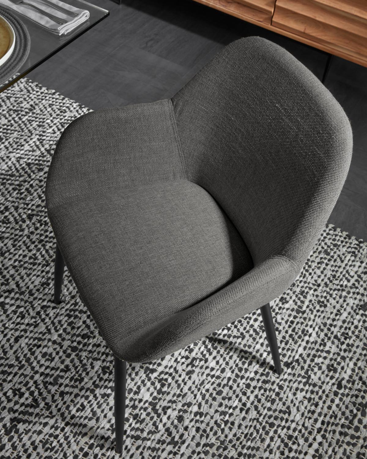 Konna Stuhl: Dunkelgrau, robustes Design, schwarze Stahlbeine.