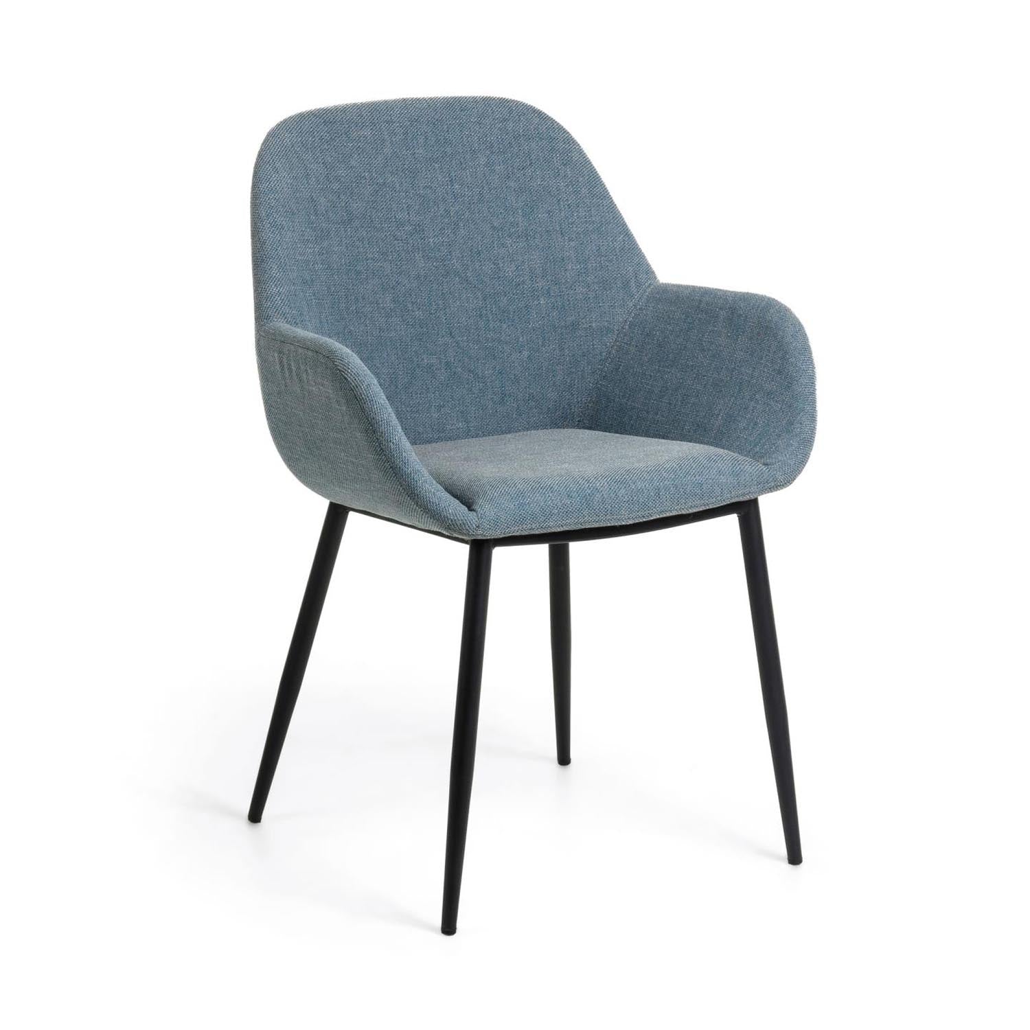 Entdecke den Konna Stuhl in Hellblau mit schwarz lackierten Stahlbeinen von Kave Home. Moderner Komfort, elegante Armlehnen und stabile Konstruktion für Dein Esszimmer.