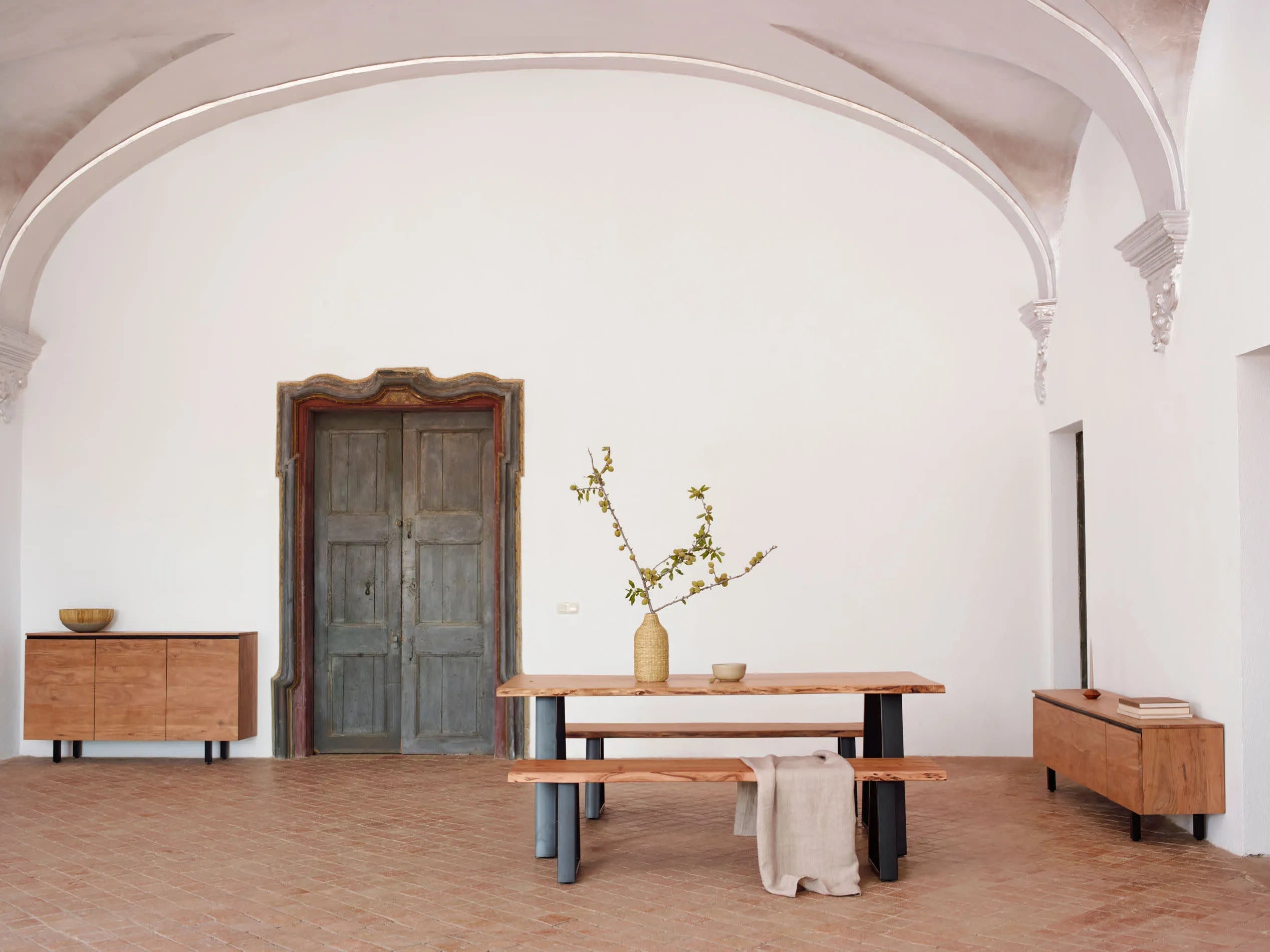 Eleganter Alaia Tisch aus massivem Akazienholz mit robusten, schwarz lackierten Stahlbeinen, ideal für modernes Wohnen.