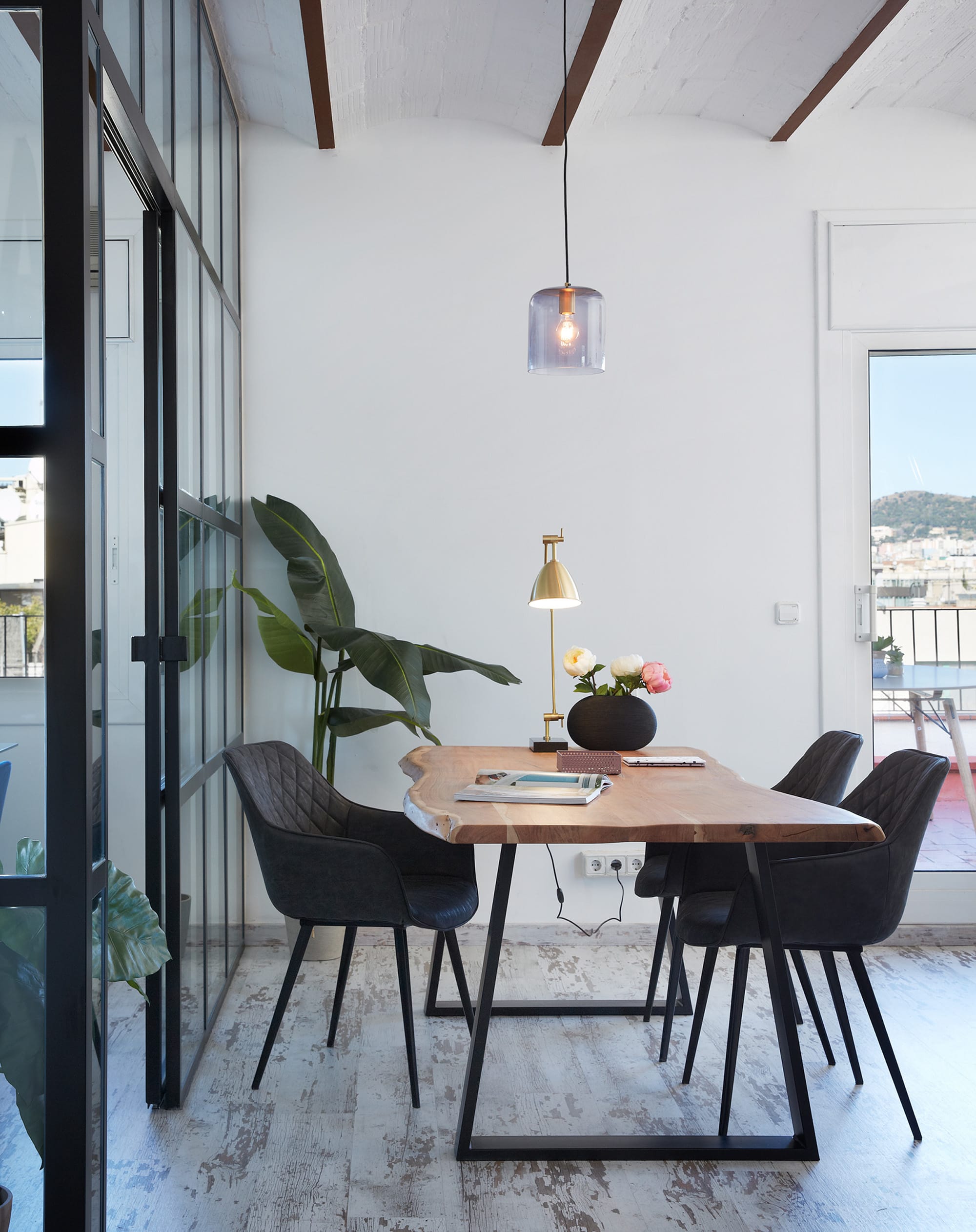 Eleganter Alaia Tisch aus massivem Akazienholz mit robusten, schwarz lackierten Stahlbeinen, ideal für moderne Wohn- und Esszimmer.