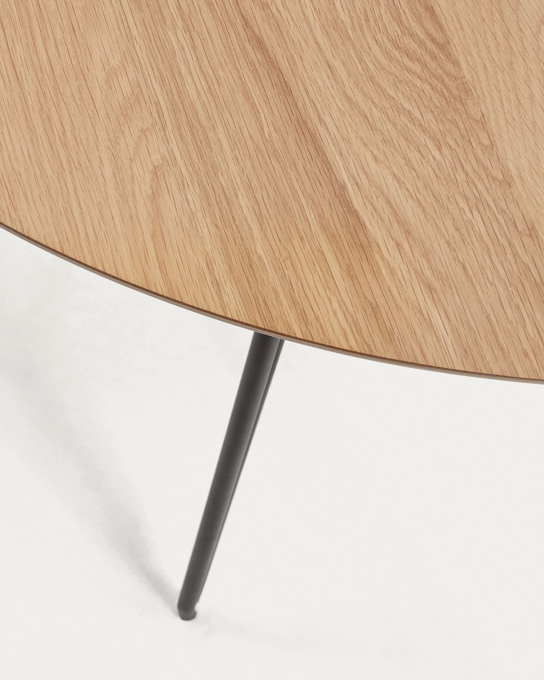 Eleganter runder Tisch Novac, ausziehbar von 120 auf 200 cm, mit Eichenfurnier und schwarzen Stahlbeinen, perfekt für modernes Wohnen.