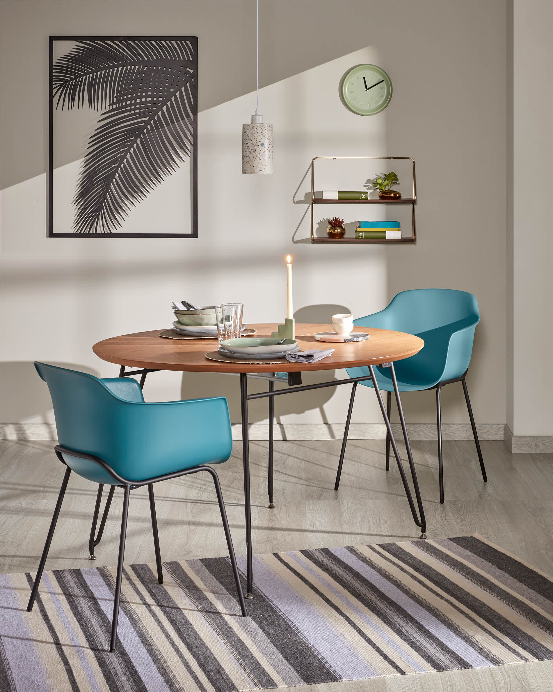 Der Novac Tisch von Kave Home vereint Eichenfurnier und schwarze Stahlbeine in einem ausziehbaren Design für stilvolle Flexibilität.