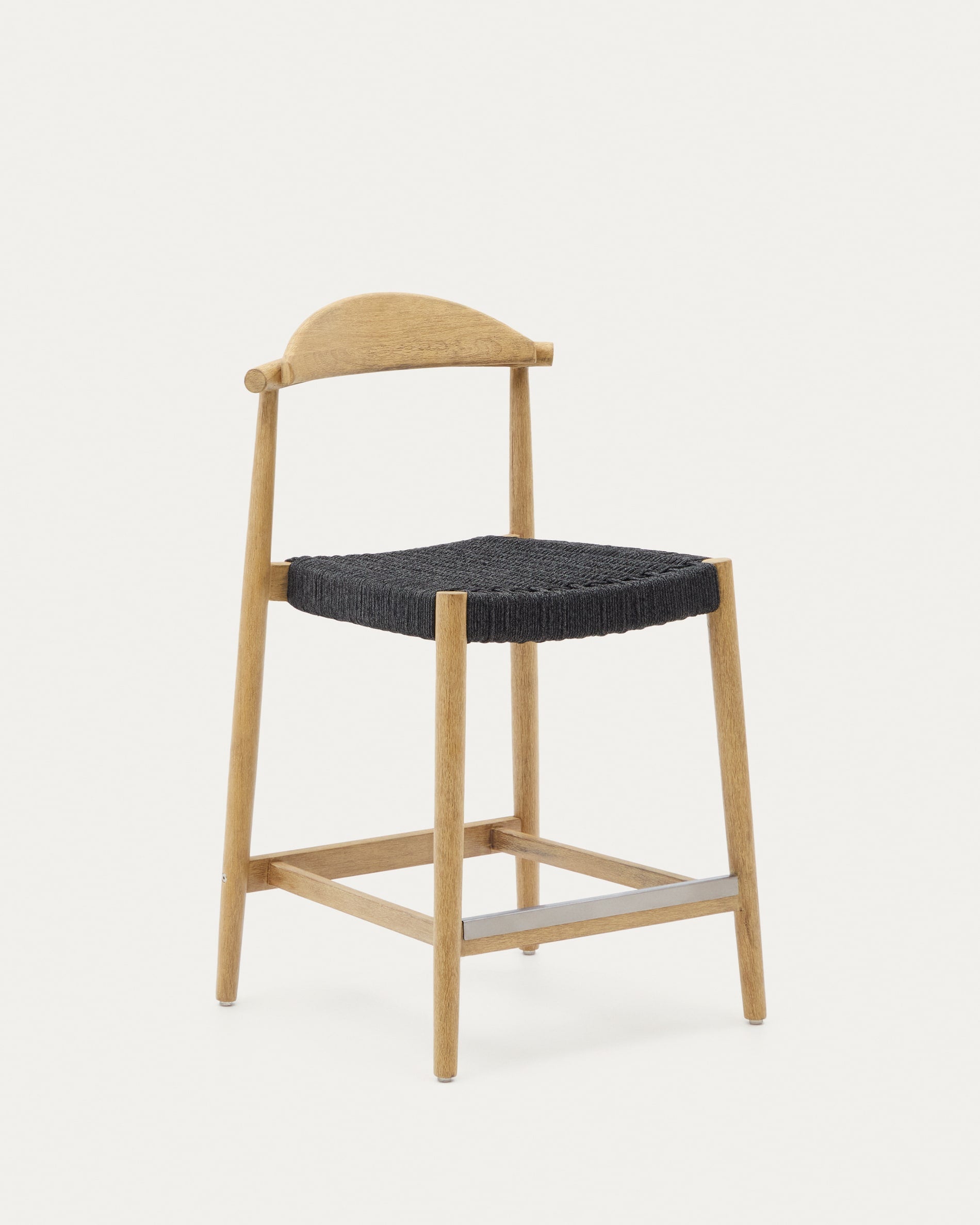 Nina Hocker massives Akazienholz naturfarbenes Finish und Seil schwarz Höhe 62 cm FSC 100% in Schwarz präsentiert im Onlineshop von KAQTU Design AG. Hocker Outdoor ist von Kave Home