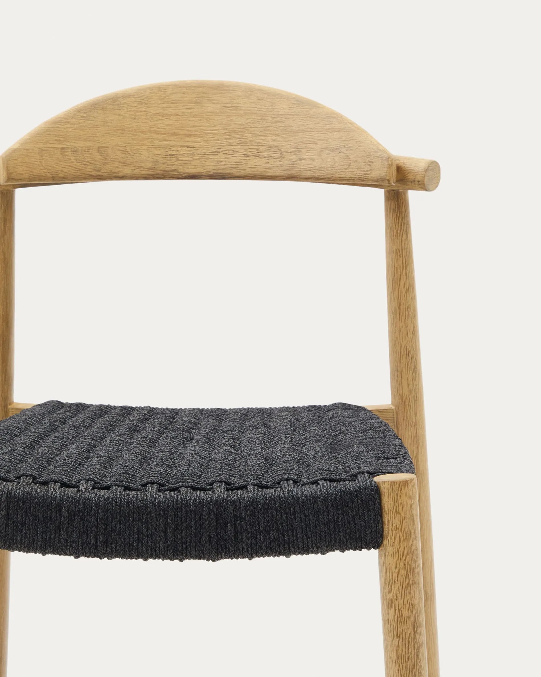 Hocker aus massivem Akazienholz, naturfarben, mit schwarzem Seil, 62 cm hoch, FSC-zertifiziert, stilvoll und umweltfreundlich.