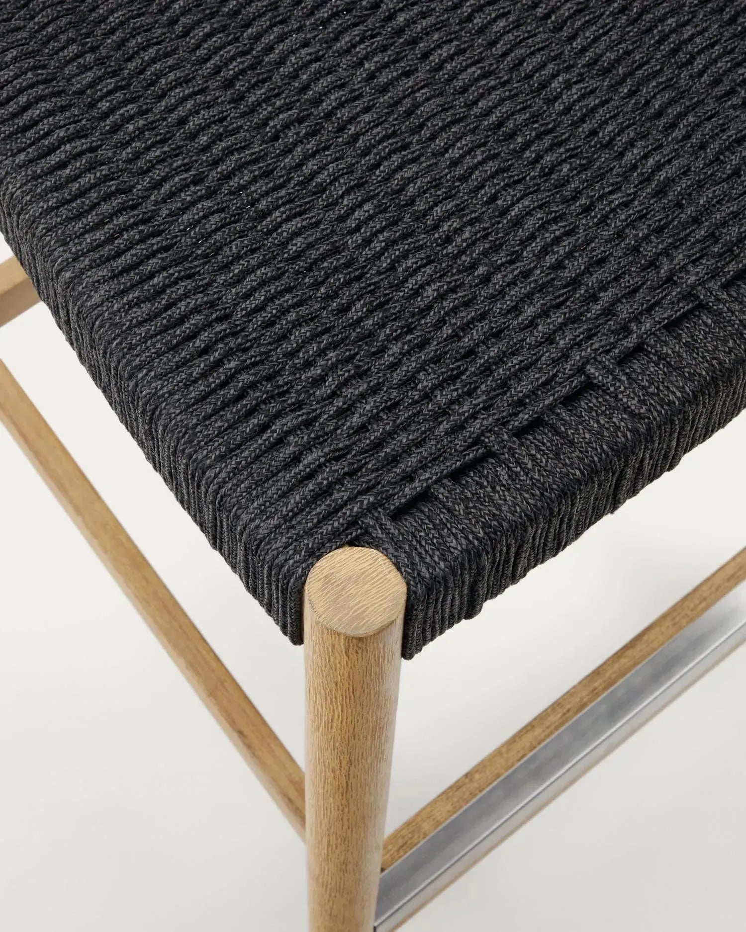 Hocker aus massivem Akazienholz, naturfarben, mit schwarzem Seil, 62 cm hoch, FSC-zertifiziert, stilvoll und umweltfreundlich.