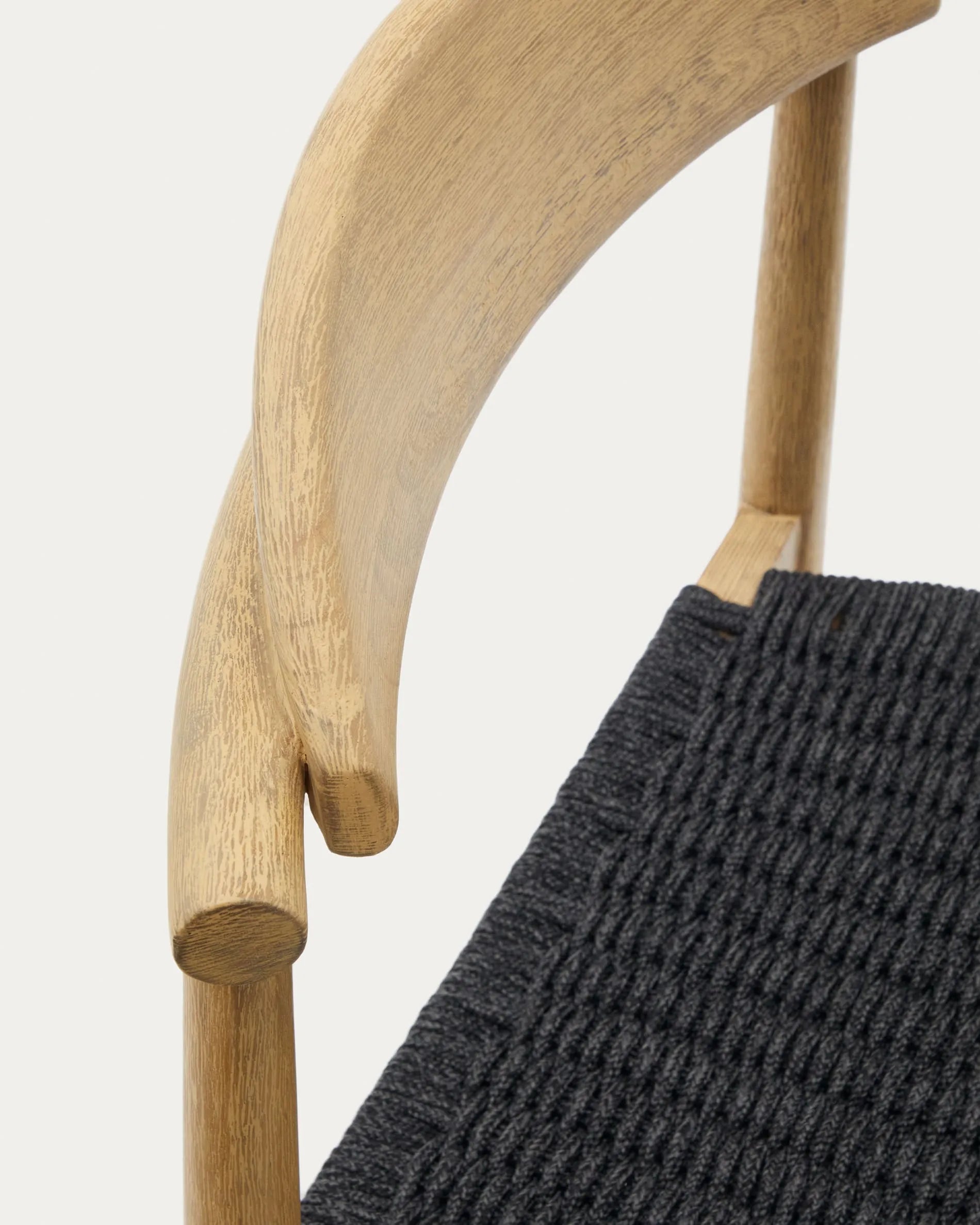 Eleganter Hocker aus Akazienholz mit natürlichem Finish, schwarzem Seil, 62 cm hoch, FSC-zertifiziert, nachhaltig und modern.