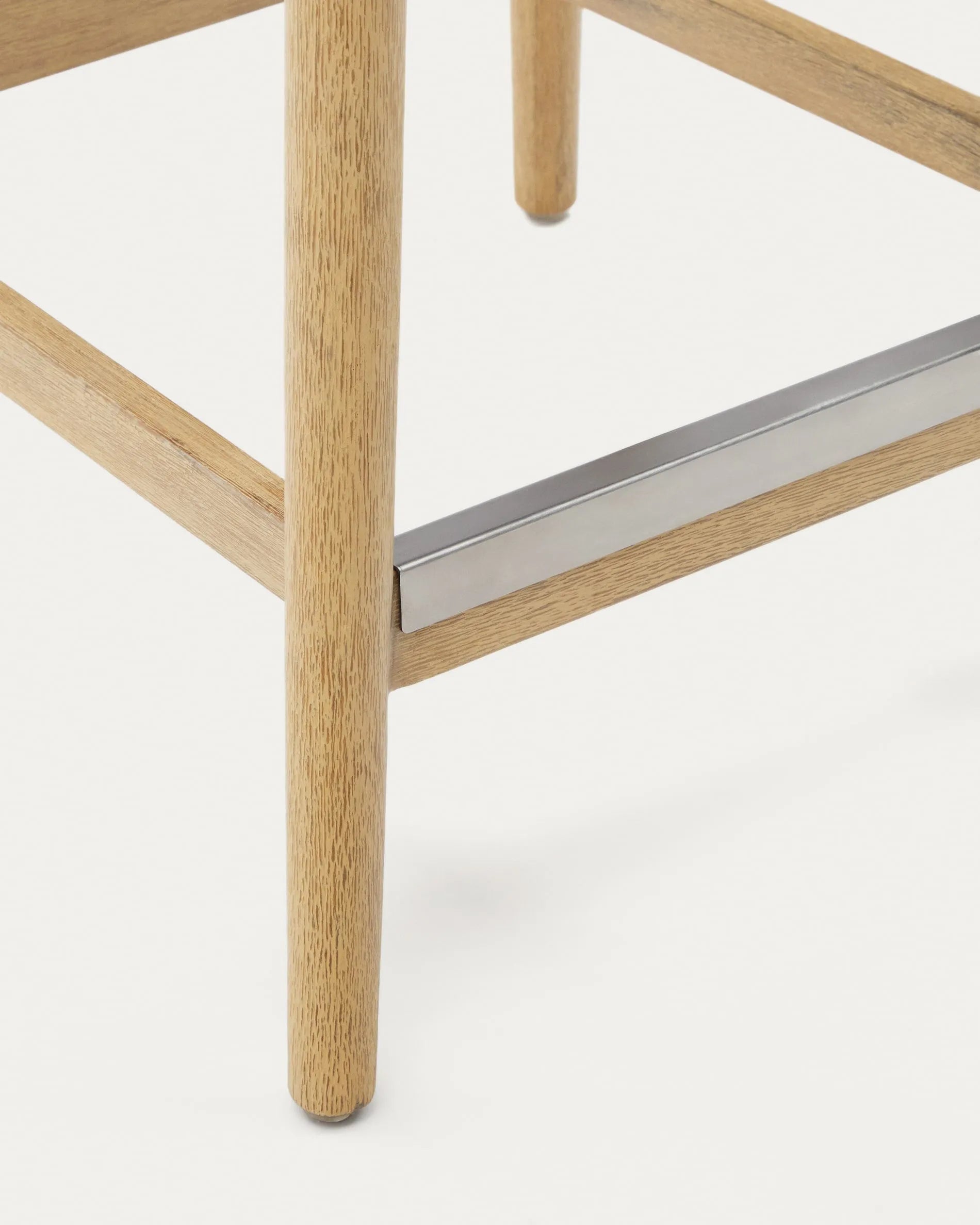 Hocker aus massivem Akazienholz, naturfarben, mit schwarzem Seil, 62 cm hoch, FSC-zertifiziert, stilvoll und umweltfreundlich.