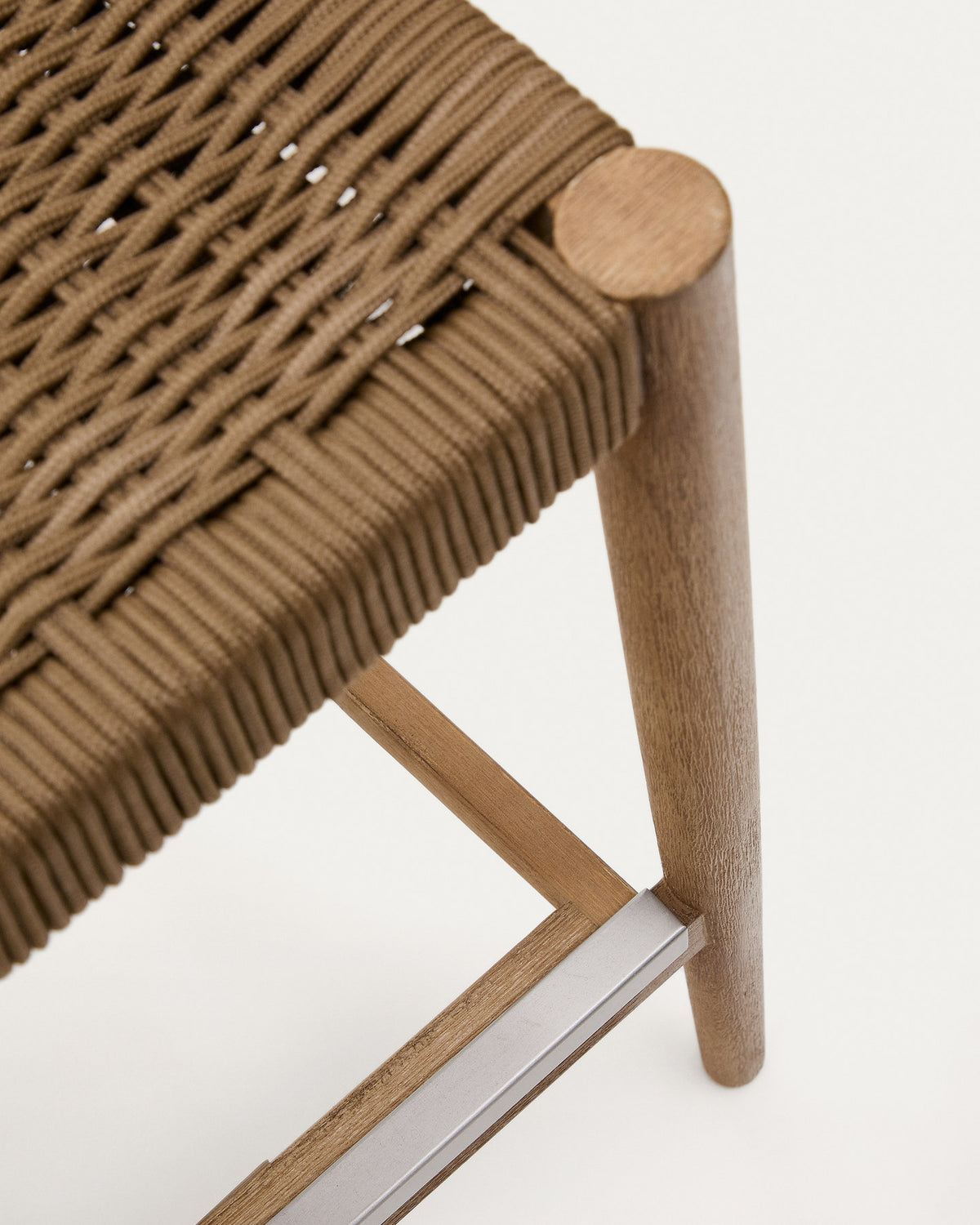 Nina Hocker aus massivem Akazienholz Höhe 76 cm FSC 100% in Beige, Natur präsentiert im Onlineshop von KAQTU Design AG. Outdoor-Barstuhl ist von Kave Home