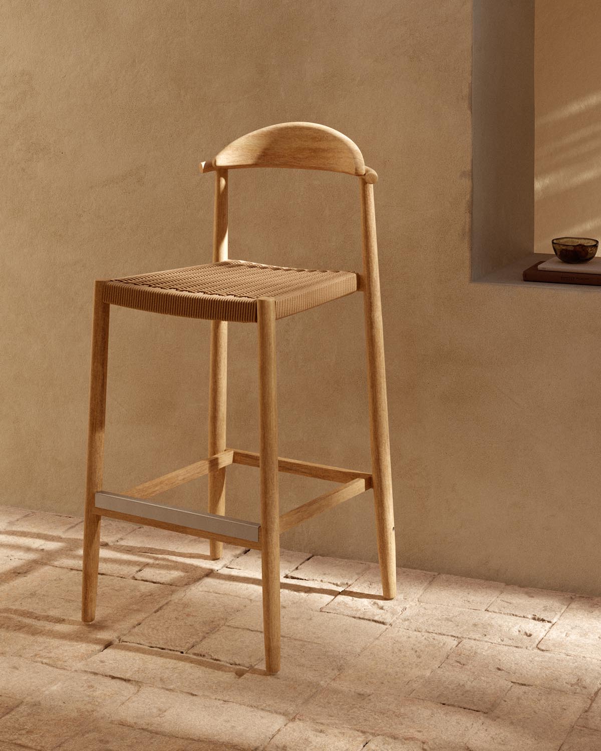 Nina Hocker aus massivem Akazienholz Höhe 76 cm in Beige, Natur präsentiert im Onlineshop von KAQTU Design AG. Hocker Outdoor ist von Kave Home