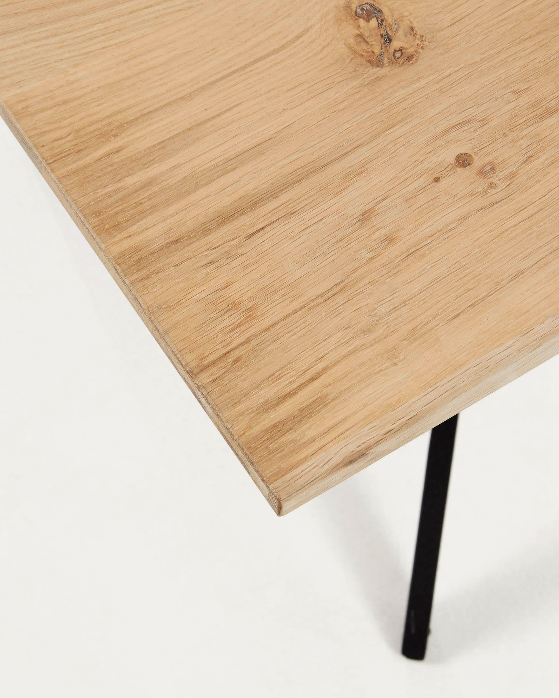 Eleganter Tisch aus gebleichtem Eichenfurnier, schwarze Stahlbeine, 160x90cm, modernes Design von Kave Home.