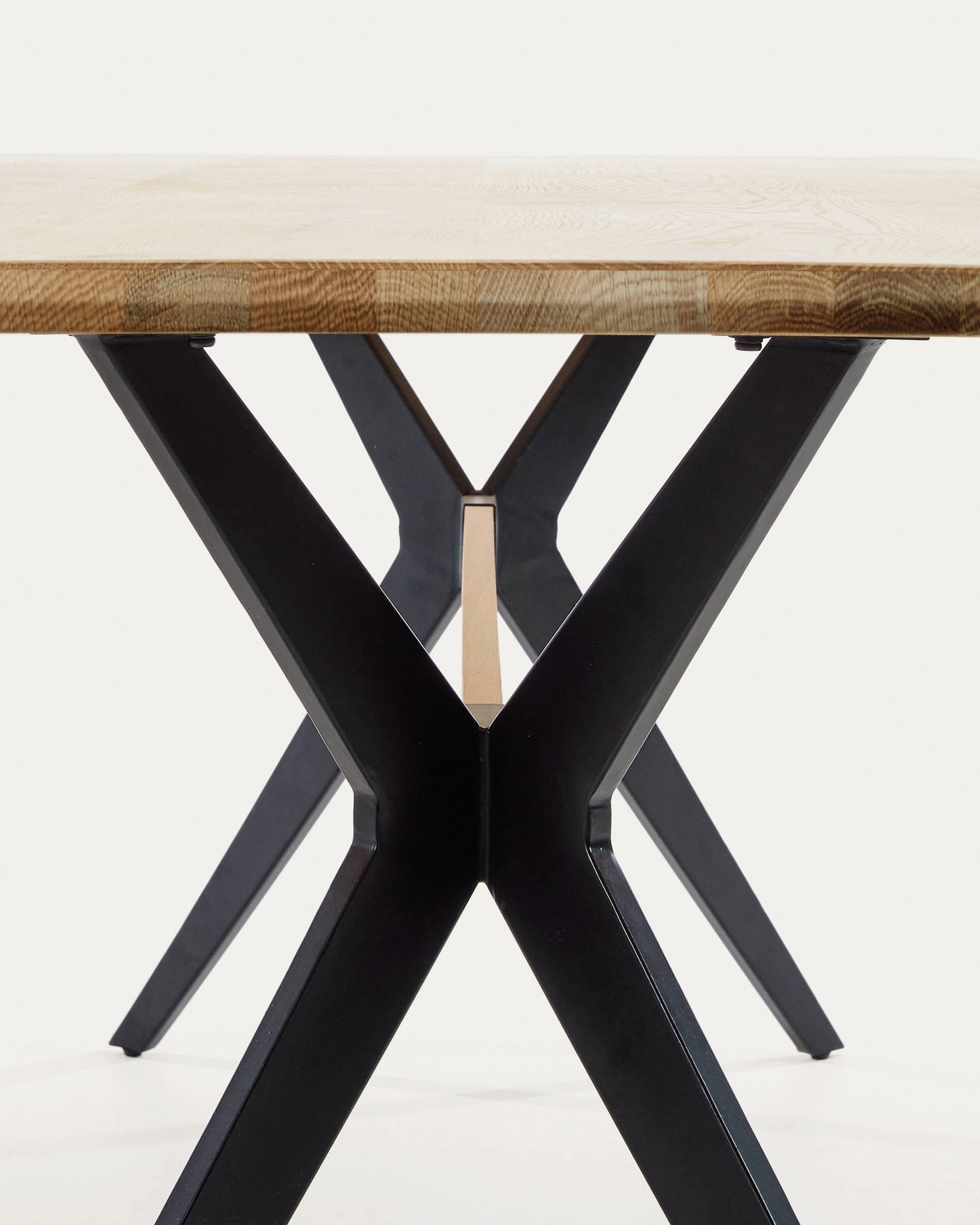 Moderner Amethyst Tisch: gebleichtes Eichenfurnier, schwarze Stahlbeine, 160x90cm, stilvolles Design von Kave Home.