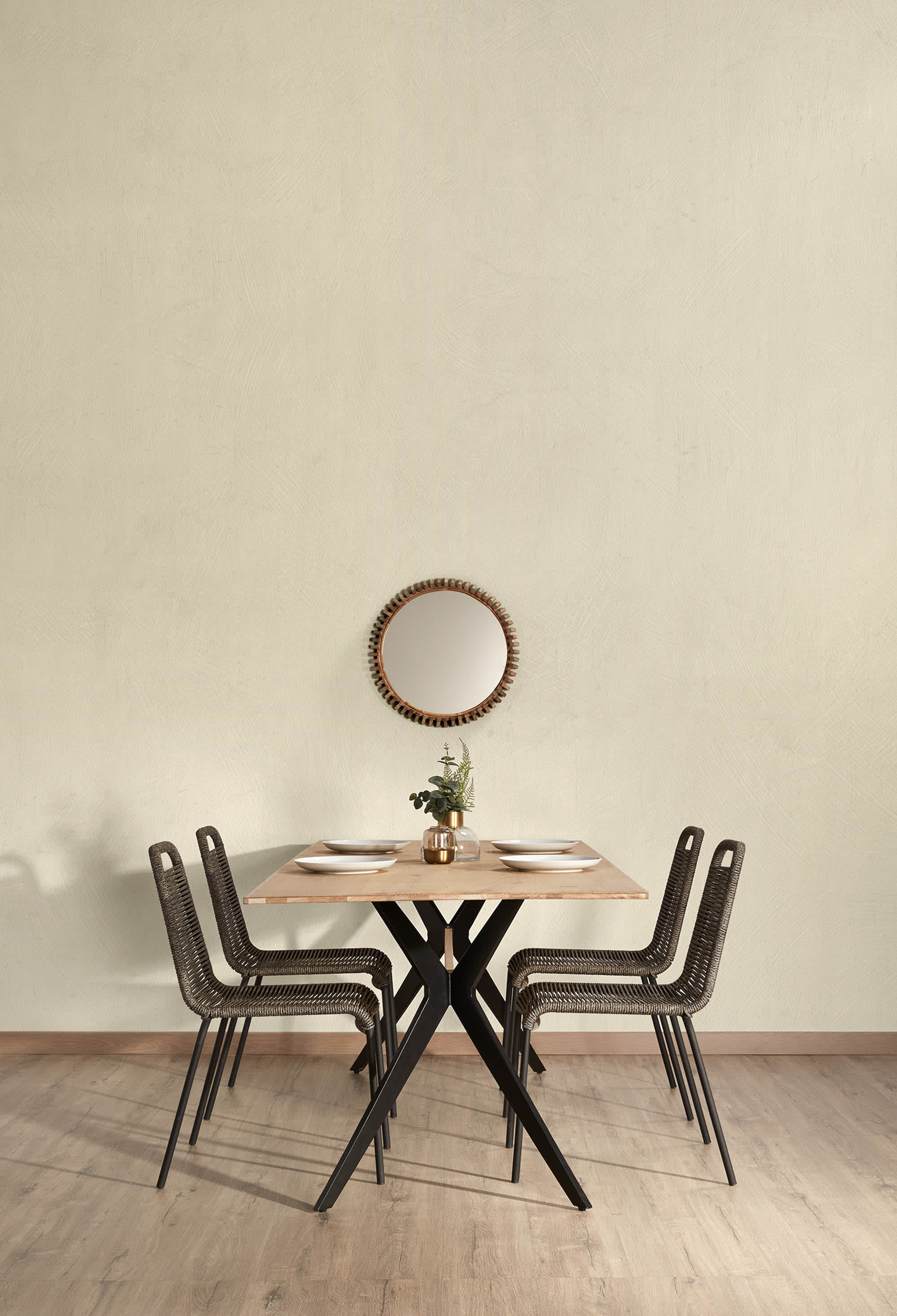 Eleganter Tisch aus Eichenfurnier mit gebleichtem Finish, schwarze Stahlbeine, 160x90cm, modernes Design von Kave Home.
