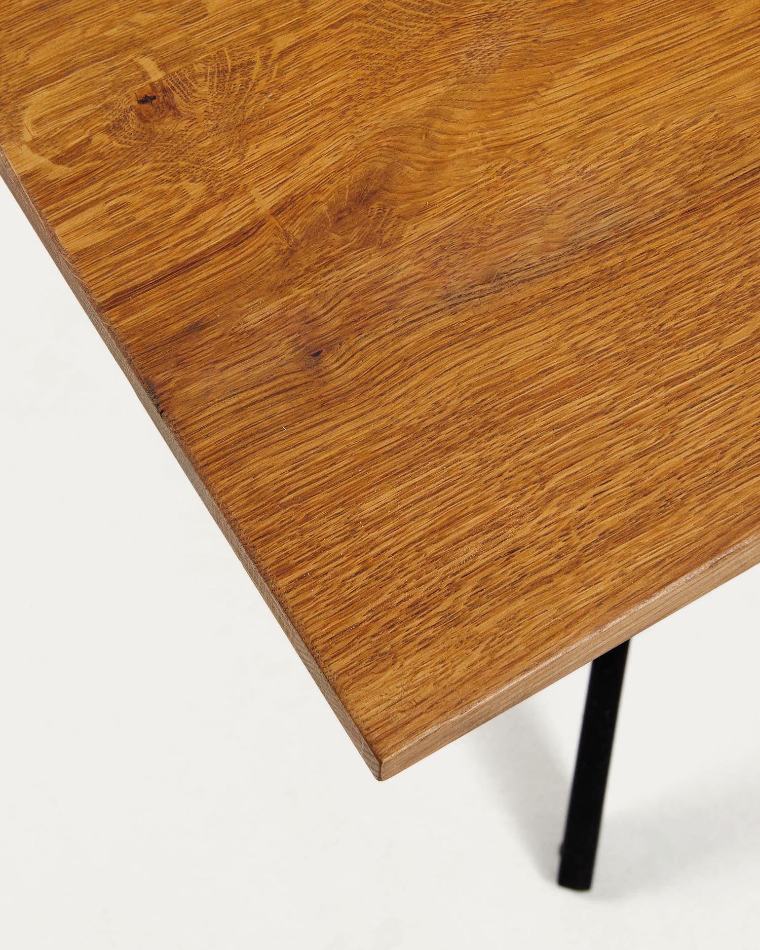 Eleganter Amethyst Tisch von Kave Home: Eichenfurnier mit Antikfinish, robuste schwarze Stahlbeine, großzügige 160 x 90 cm für gesellige Abende.