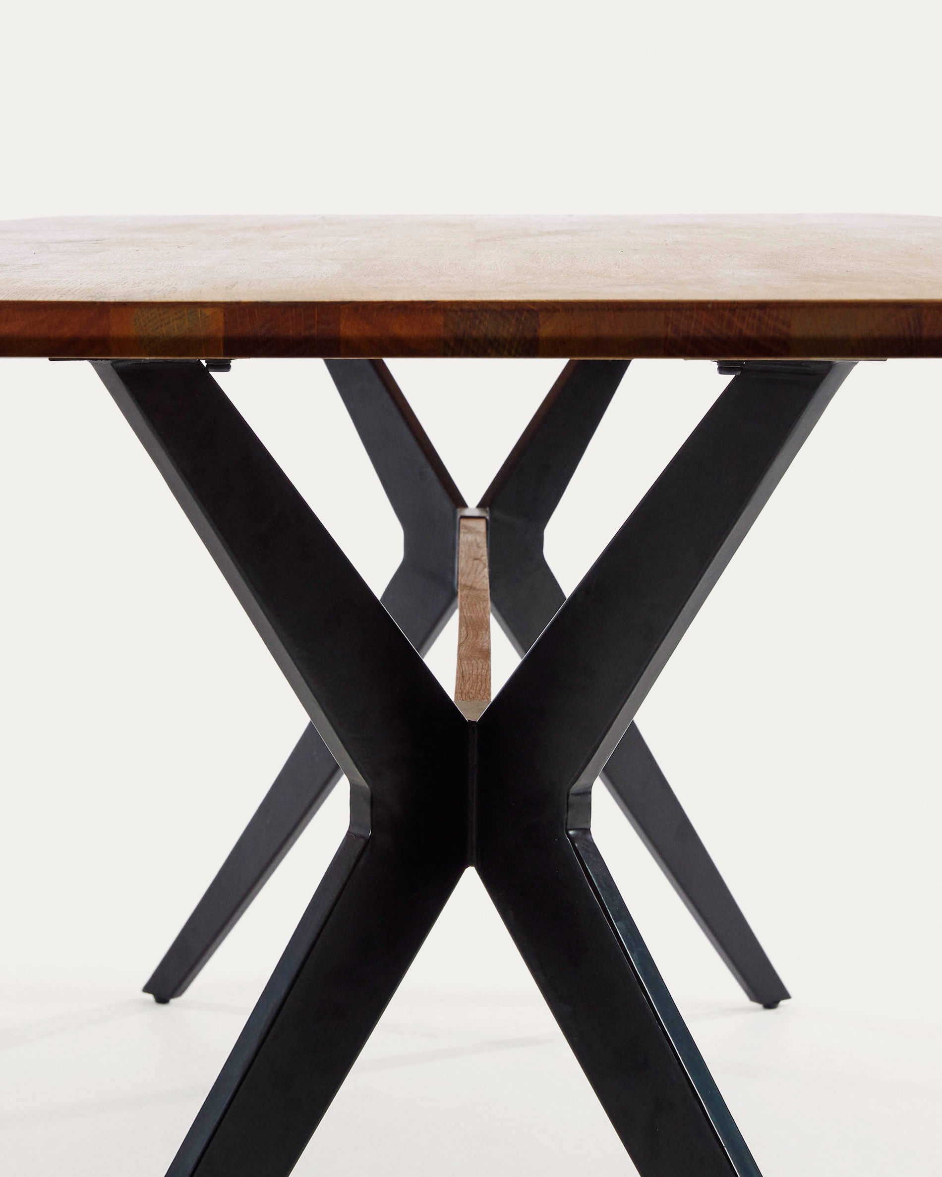 Entdecken Sie den stilvollen Amethyst Tisch von Kave Home: Eichenfurnier mit Antikfinish, stabile schwarze Stahlbeine, ideal für gesellige Runden.