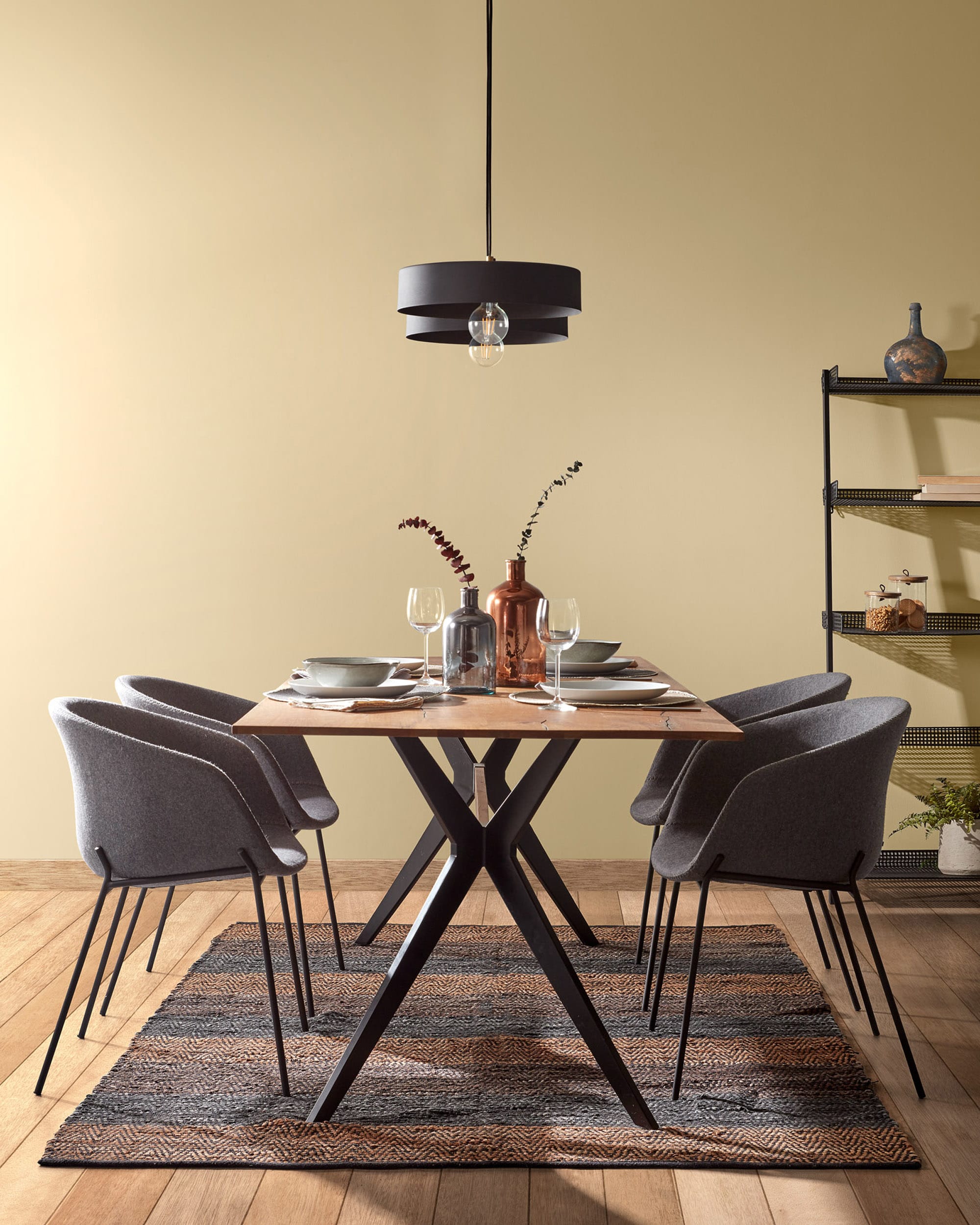 Eleganter Amethyst Tisch: Eichenfurnier mit Antikfinish, schwarze Stahlbeine, 160x90 cm, stilvoll und robust von Kave Home.