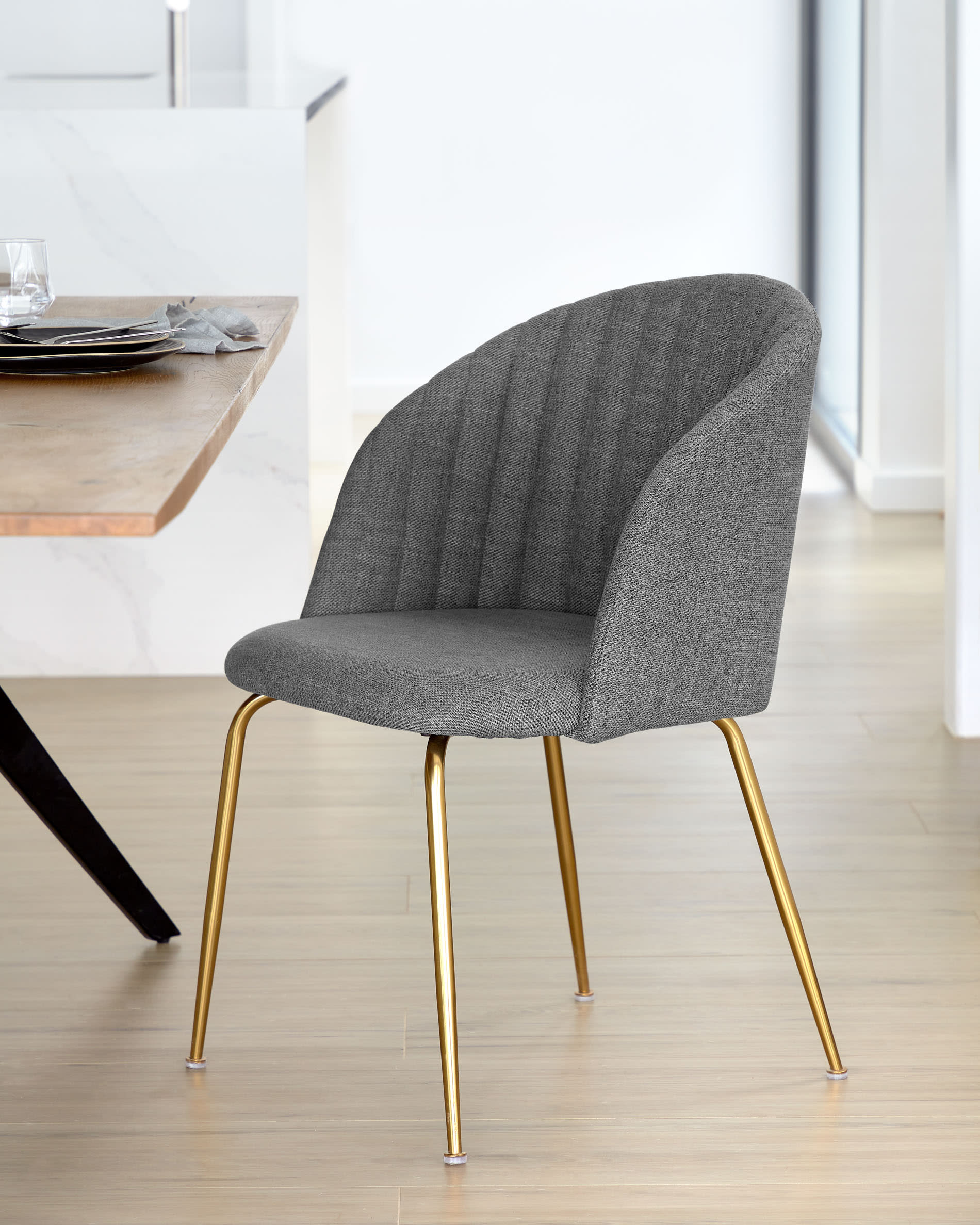 Amethyst Tisch: Stilvolles Eichenfurnier mit Antikfinish, robuste schwarze Stahlbeine, Maße 160x90 cm, von Kave Home.